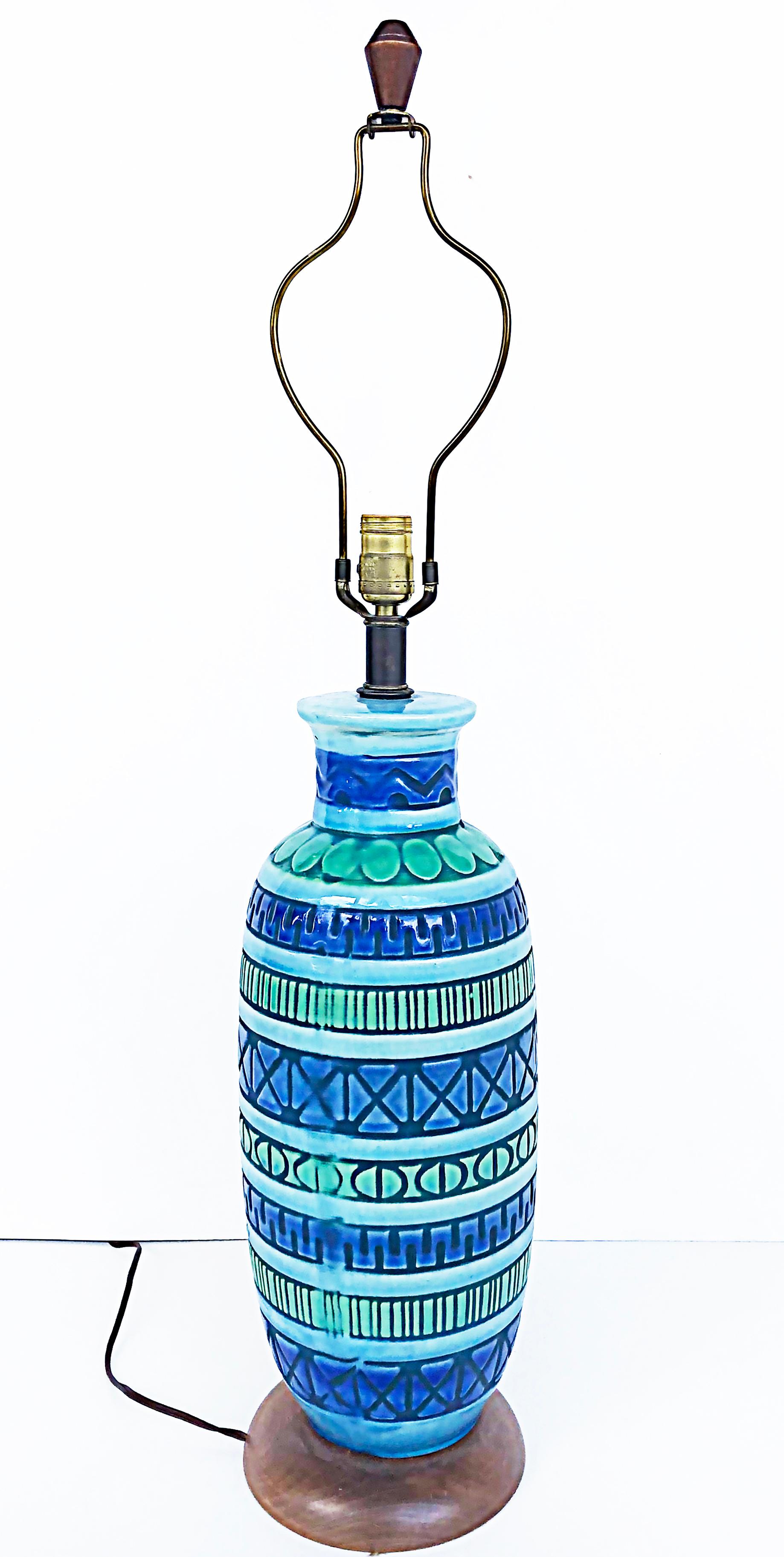 Lampes de table en céramique de style moderne du milieu du siècle, de la marque Bitossi.

Nous proposons à la vente une paire de lampes en poterie émaillée du milieu du siècle dernier, créées à la manière d'Aldo Londi Bitossi. Les lampes présentent