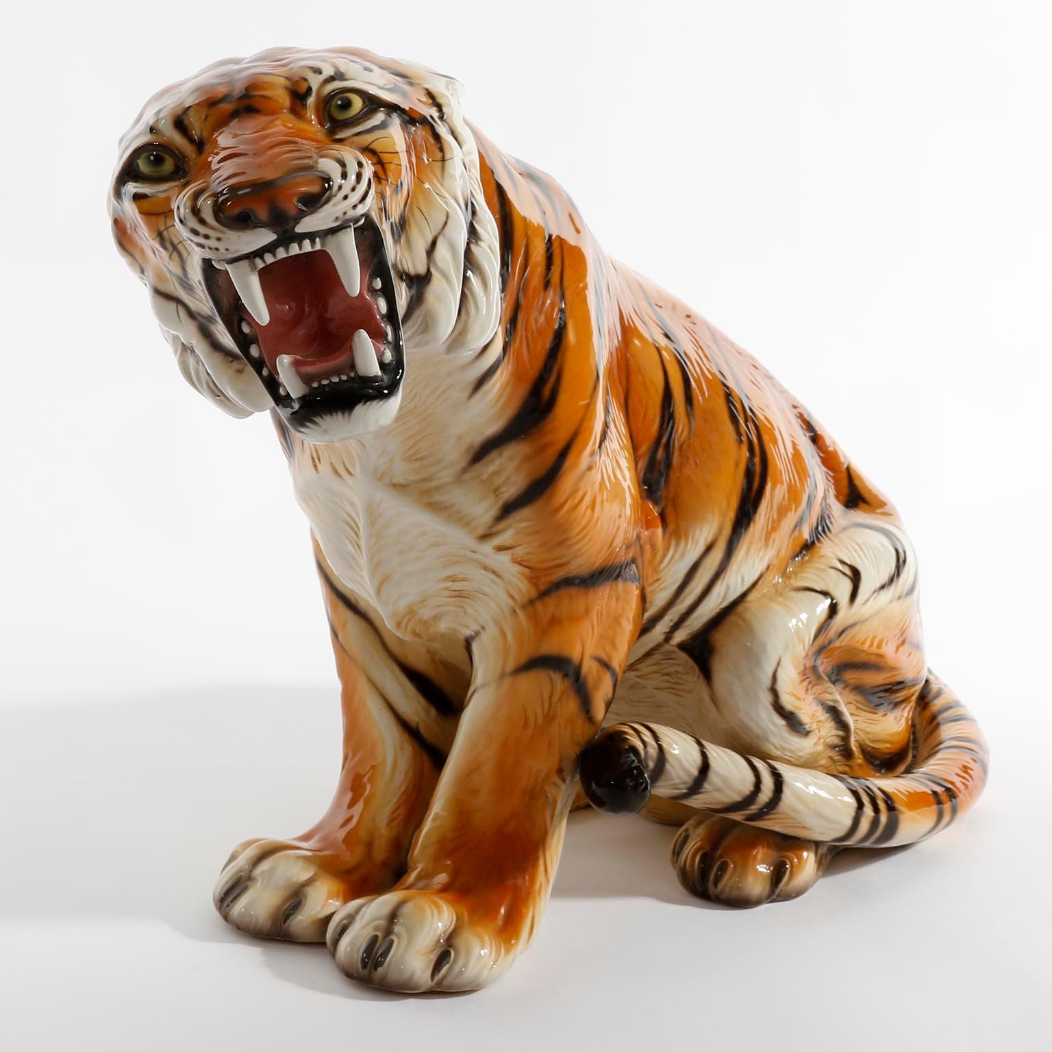 Sculpture de tigre en céramique peinte et émaillée de Ronzan, Italie, années 1950.
Une pièce magnifique avec de superbes détails.
Les zones blanches sur les photos sont des reflets de la lumière artificielle du studio photo.