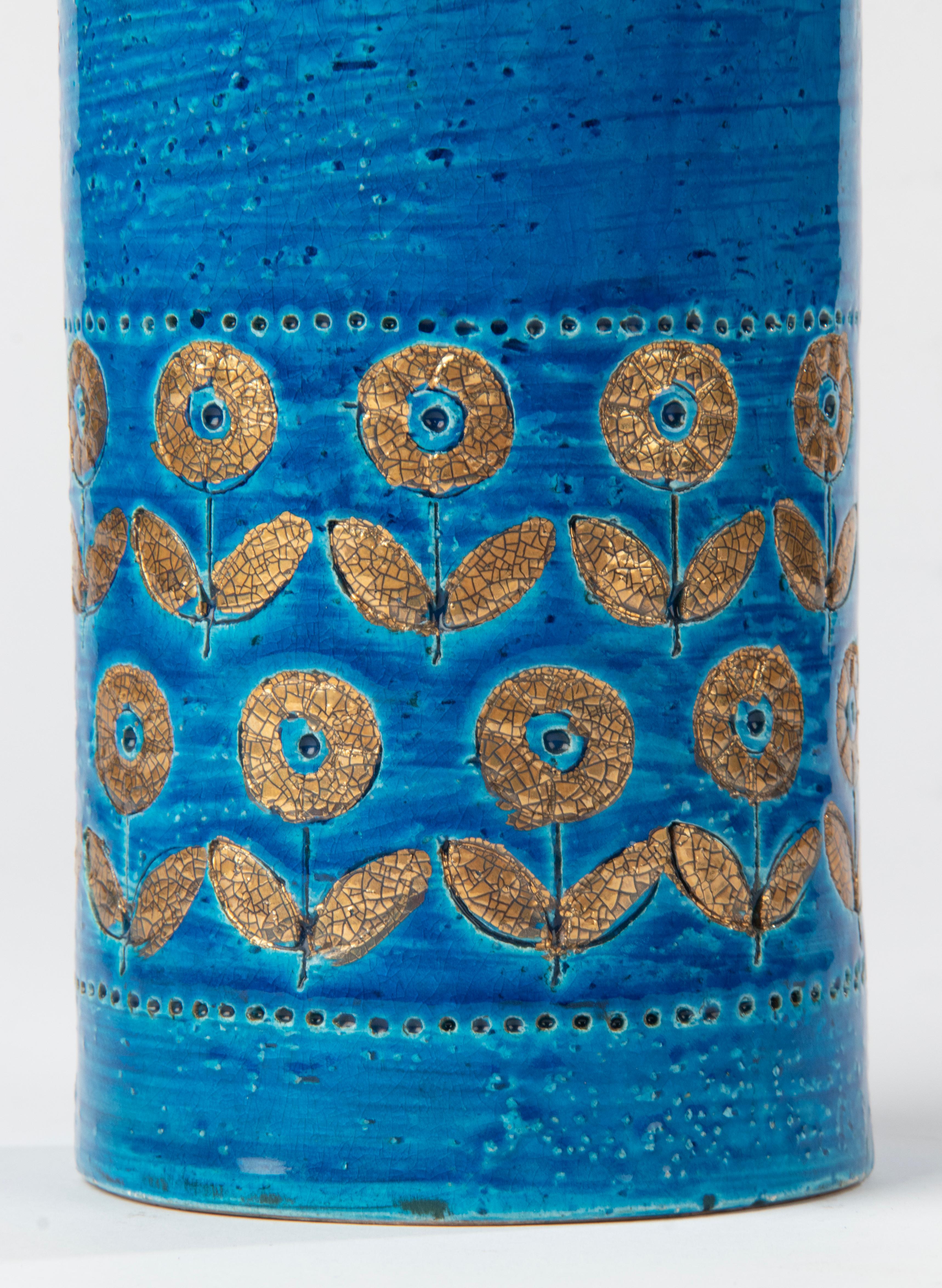 Eine schöne Keramikvase, die dem italienischen Hersteller Bitossi zugeschrieben wird. Die Vase ist nicht gekennzeichnet. Die blaue Farbe, Form und Struktur sind charakteristisch für Bistossi.
Die Vase ist in gutem Zustand. Keine Chips und keine