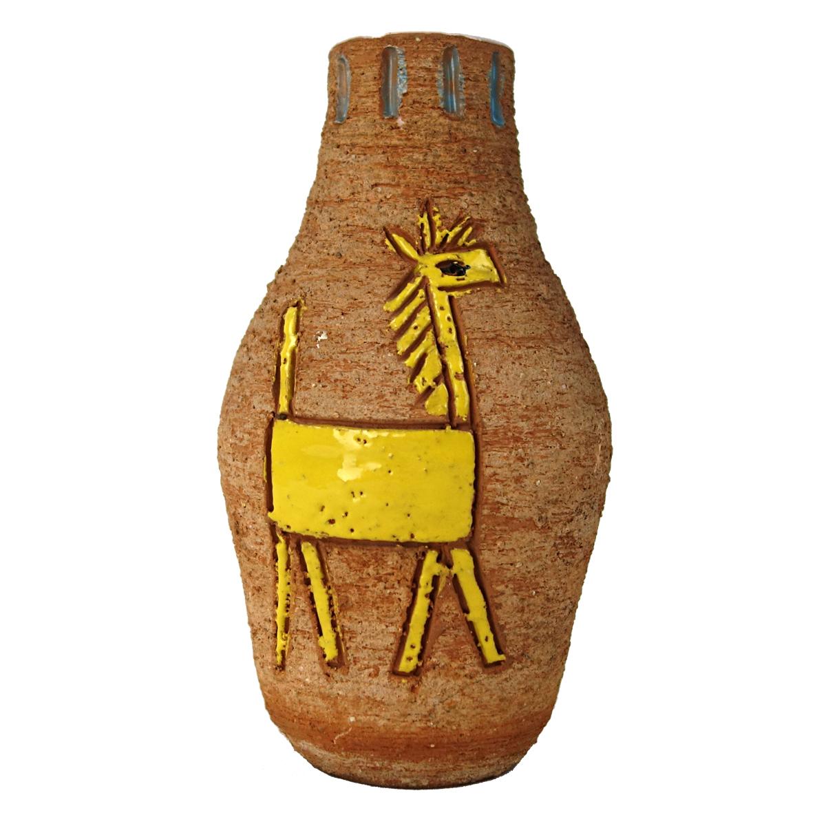 Intéressant vase en céramique fabriqué par Fratelli Fancuillacci. Le vase lui-même n'a pas été émaillé, mais les deux chevaux stylisés qui lui servent de décor - l'un vert, l'autre jaune - ont reçu un émaillage. Cela donne non seulement une