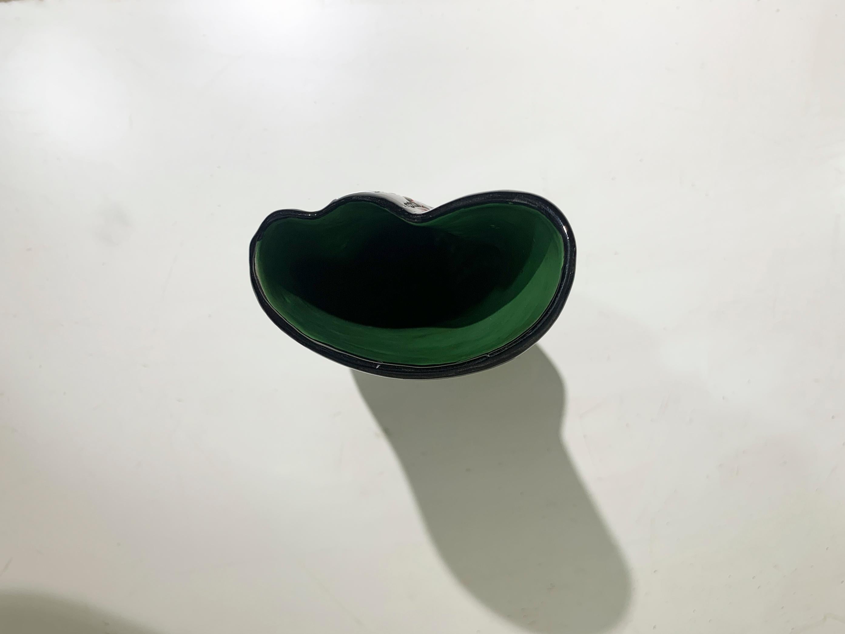 Il vaso presenta un disegno dettagliato di tre uccelli e fiori, con una combinazione di colori prevalentemente rossi, grigi, verdi e bianchi che aggiungono un tocco di raffinatezza alla scena. 
Il vaso presenta un esclusivo disegno floreale sul