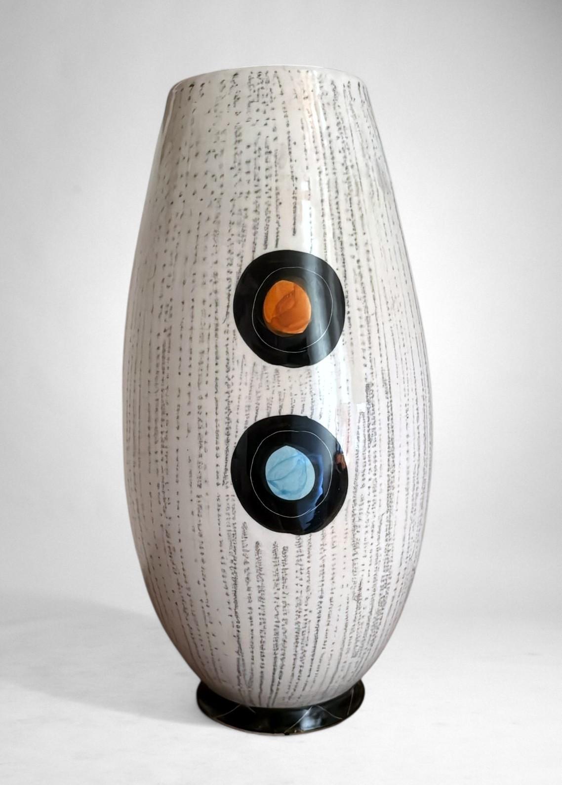 Jarrón de cerámica moderno de mediados de siglo con chica estilizada y motivos geométricos en venta 5