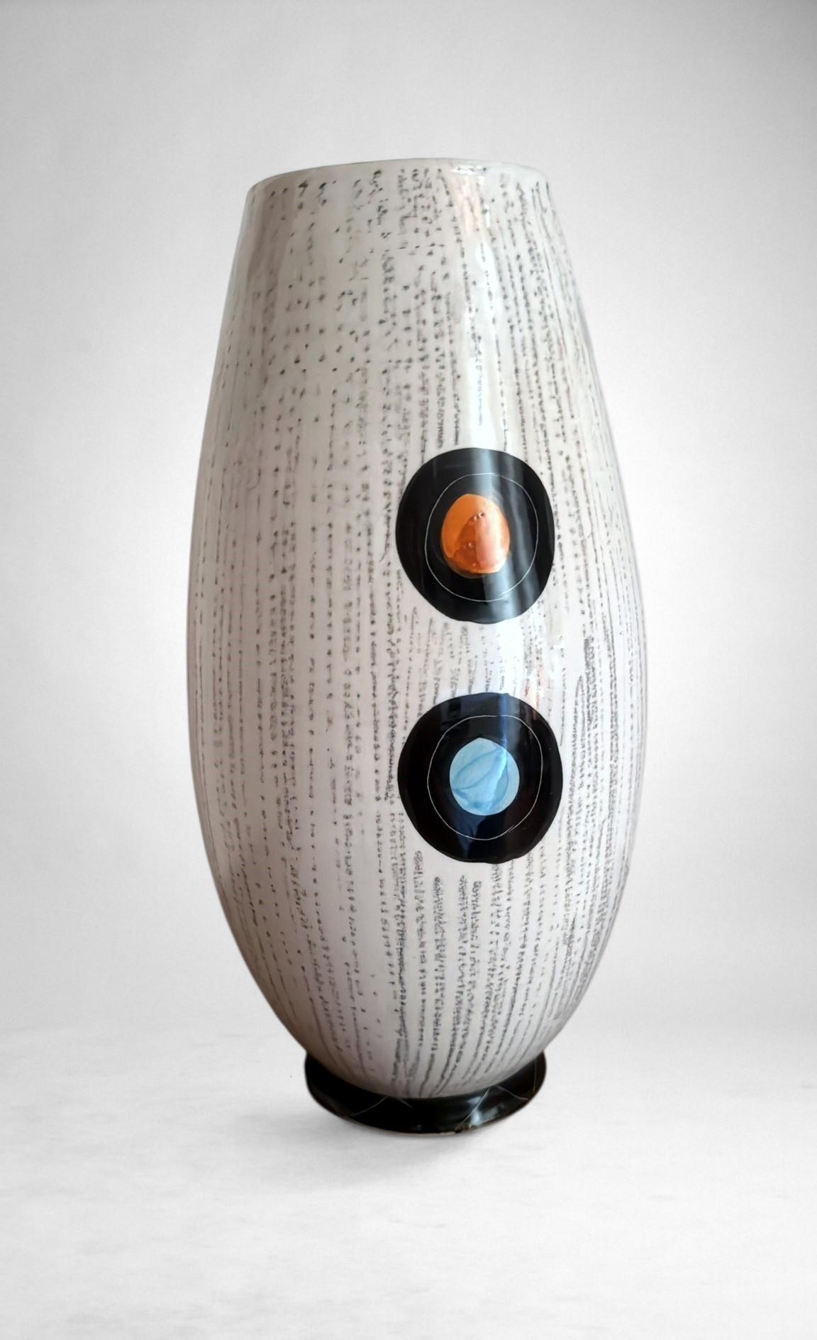 Jarrón de cerámica moderno de mediados de siglo con chica estilizada y motivos geométricos en venta 6