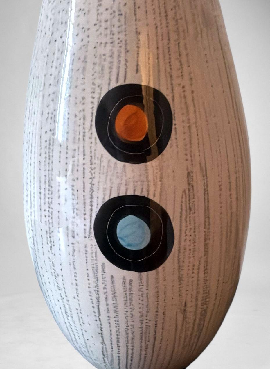 Jarrón de cerámica moderno de mediados de siglo con chica estilizada y motivos geométricos en venta 7