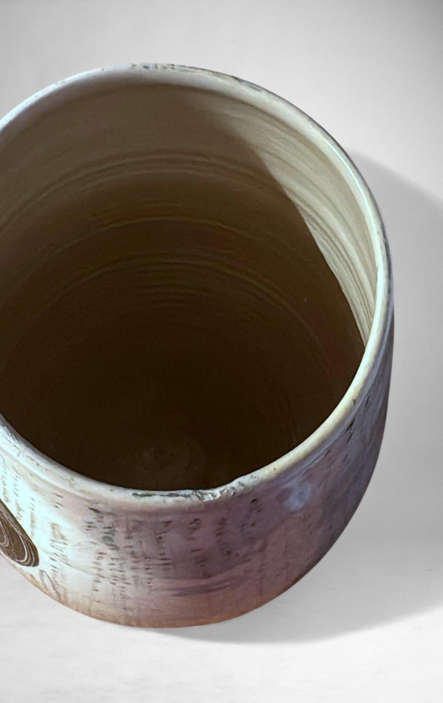 Jarrón de cerámica moderno de mediados de siglo con chica estilizada y motivos geométricos en venta 9