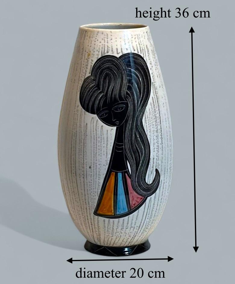 Jarrón de cerámica moderno de mediados de siglo con chica estilizada y motivos geométricos en venta 11