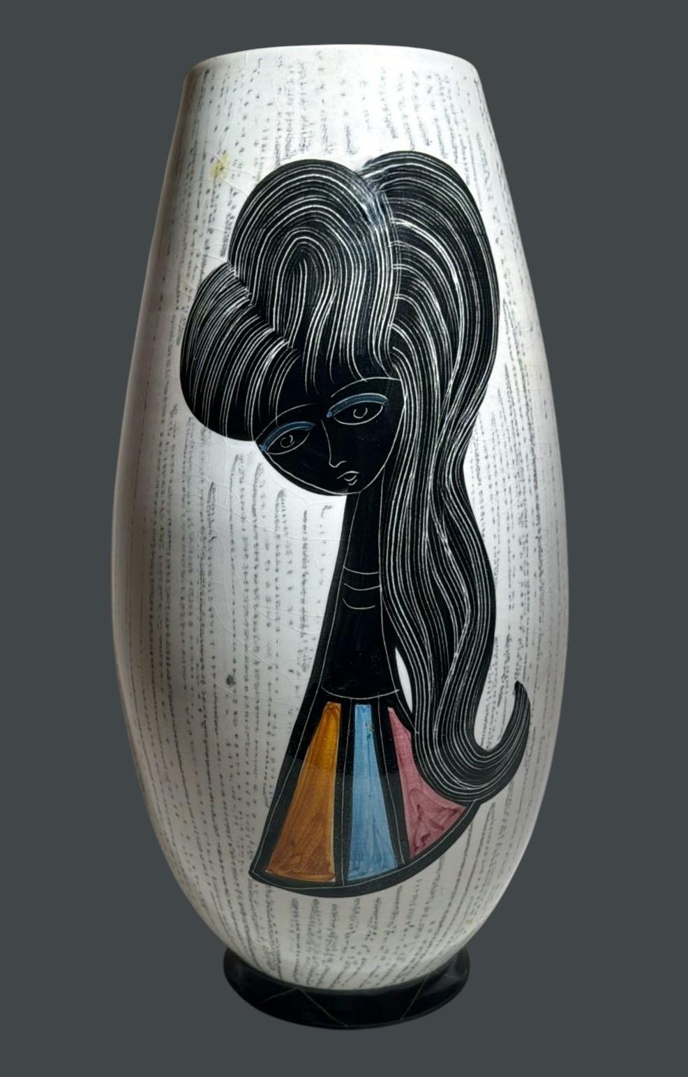 Elegante jarrón de cerámica vidriada, probablemente de origen italiano o francés, de la década de 1960. El cuerpo oval alargado () presenta una refinada textura incisa a mano, esmaltada posteriormente para crear un delicado efecto 