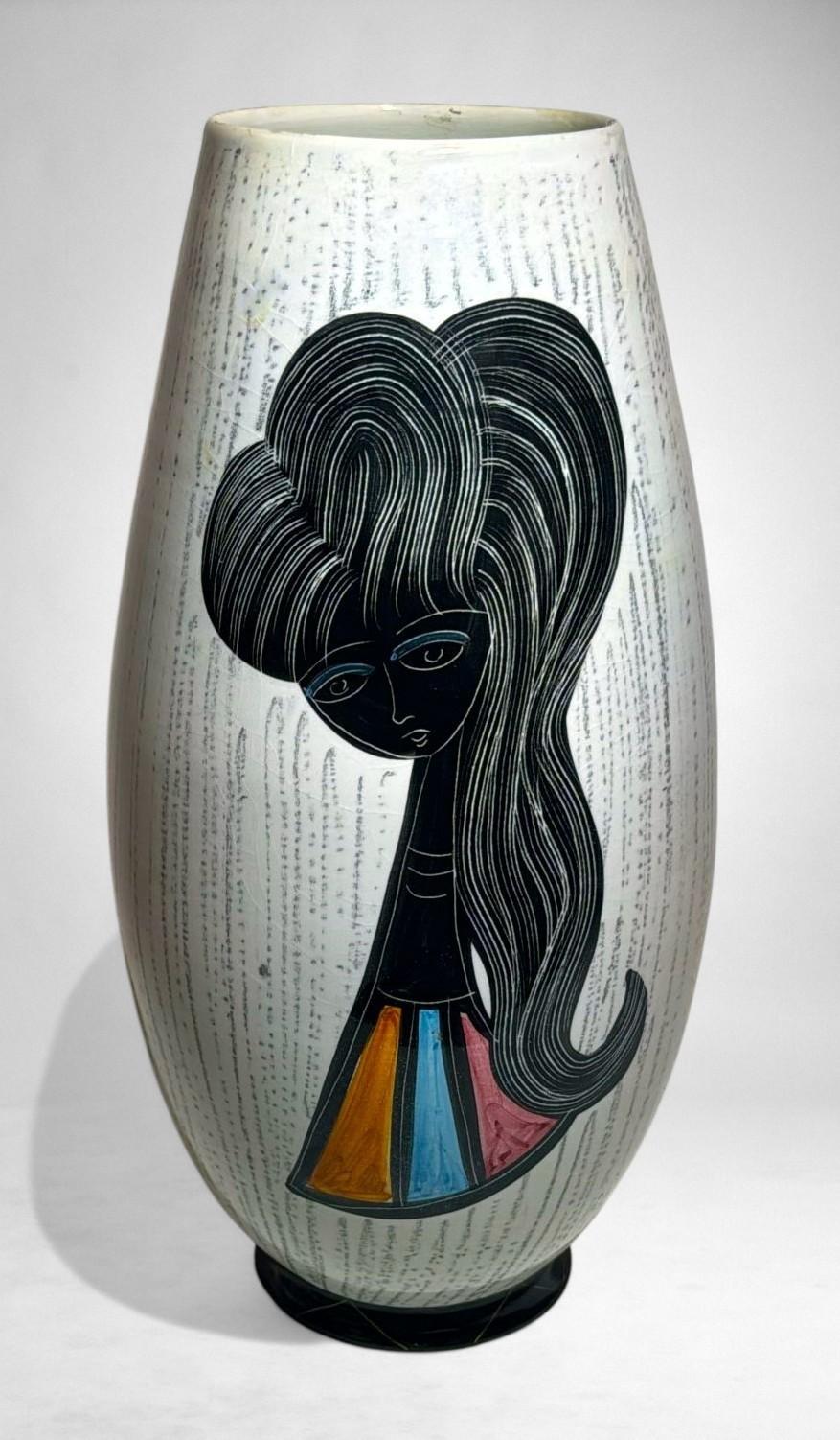 Jarrón de cerámica moderno de mediados de siglo con chica estilizada y motivos geométricos Moderno de mediados de siglo en venta