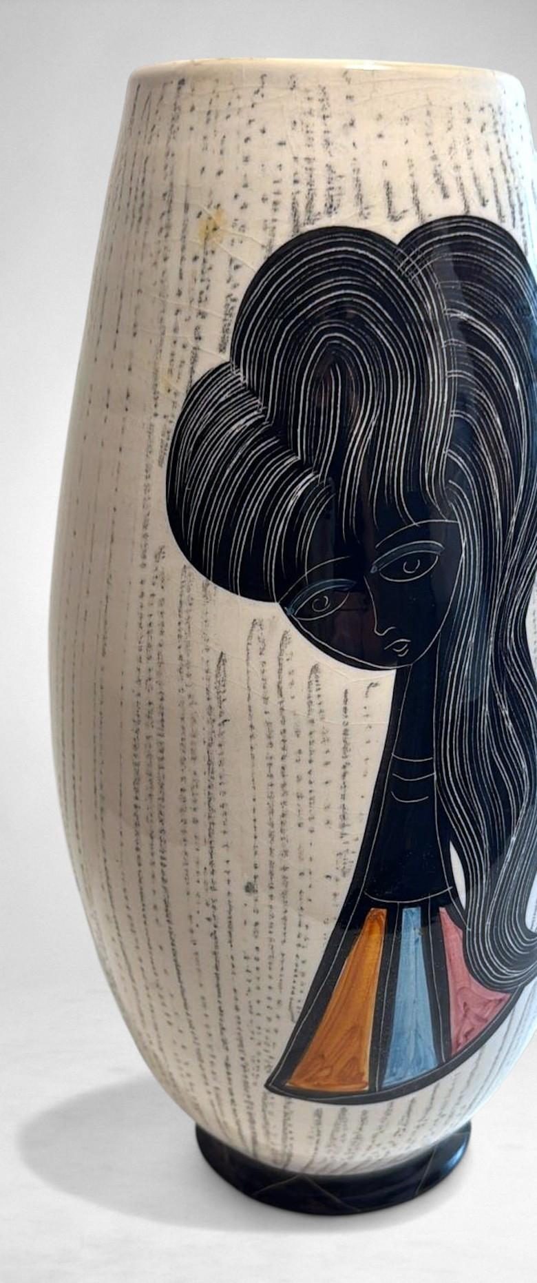 Jarrón de cerámica moderno de mediados de siglo con chica estilizada y motivos geométricos Hecho a mano en venta