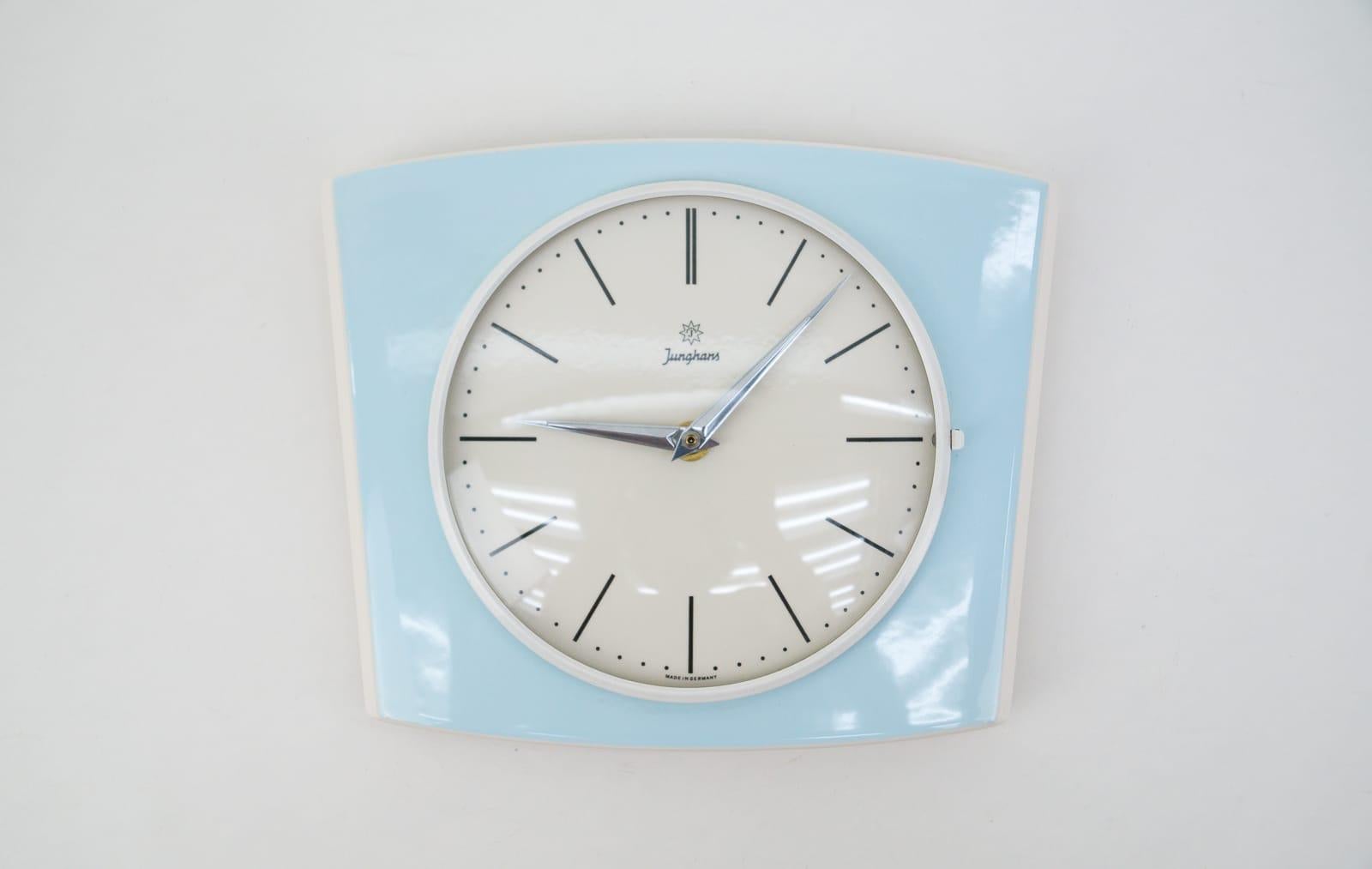 Stunning wall clock made of ceramic, metal & glass. 

An eye catcher par excellence.

Made in Germany.

Electric, battery operated clock.