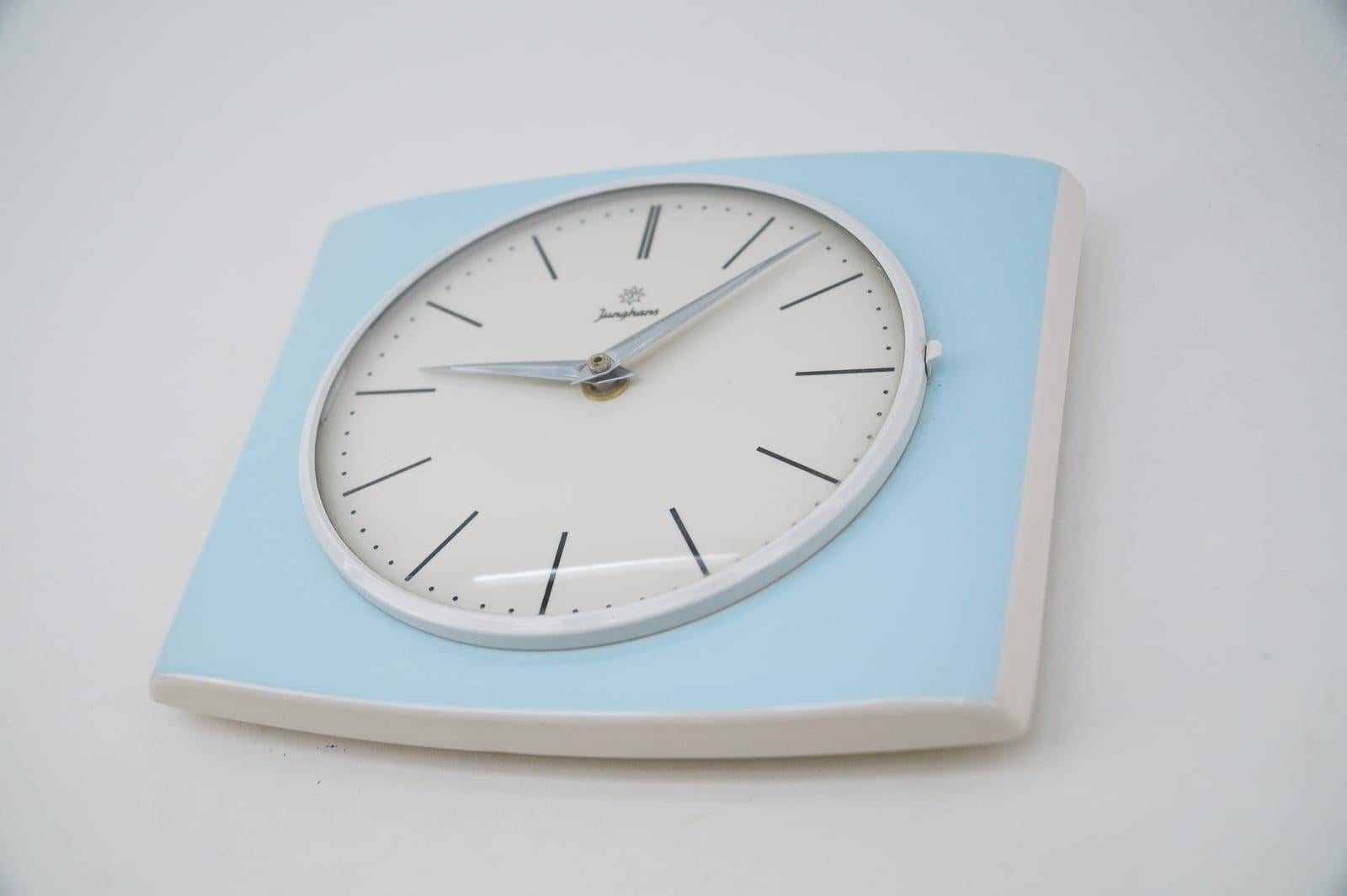 light blue clock icon