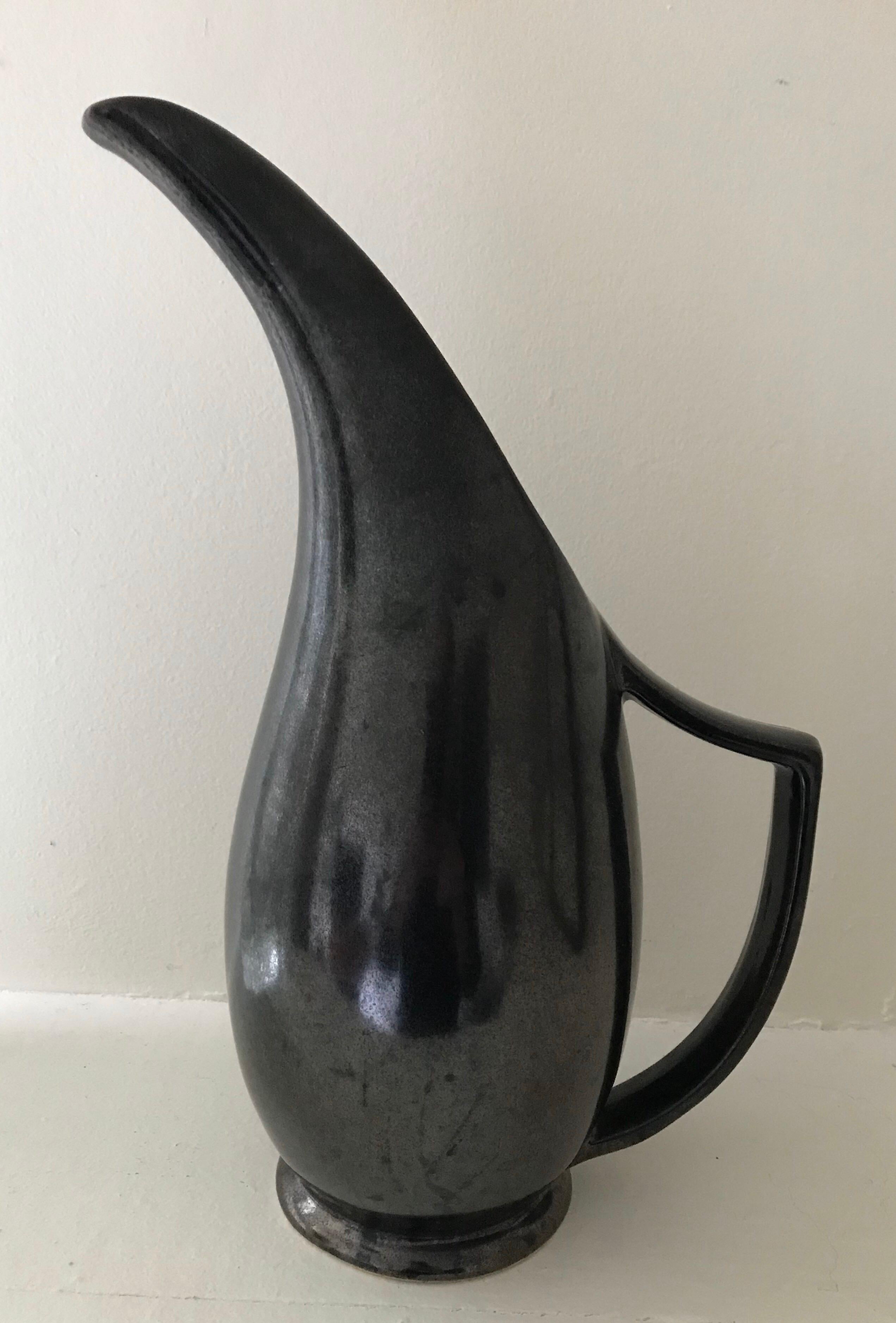 Pichet à eau en céramique du milieu du siècle avec une belle finition en glaçure métallique.