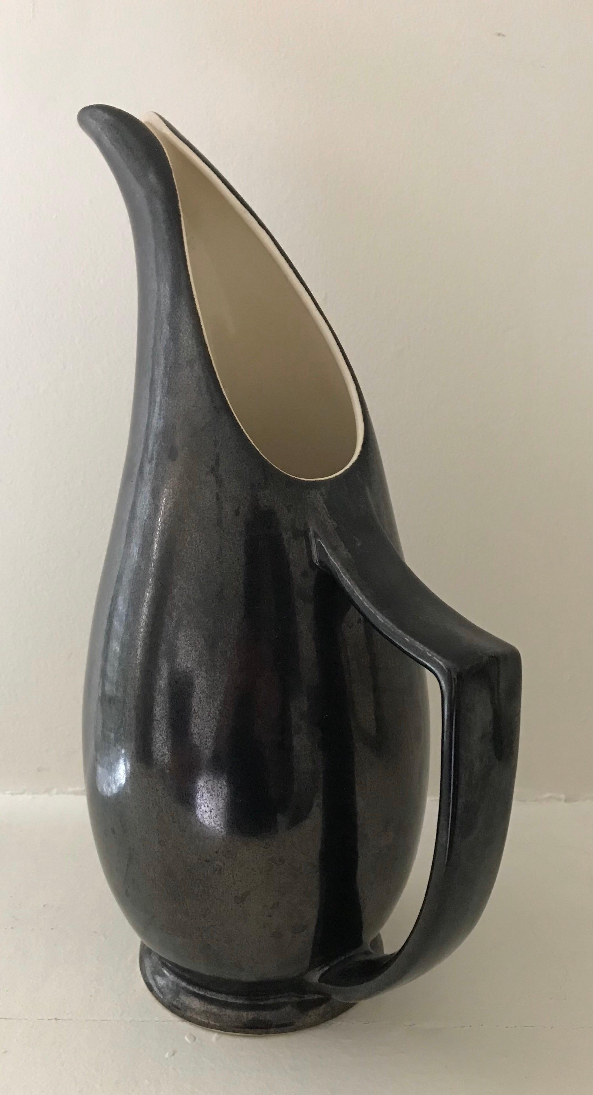 Mid-Century Modern Pichet à eau en céramique moderne du milieu du siècle dernier, glaçure métallique noire