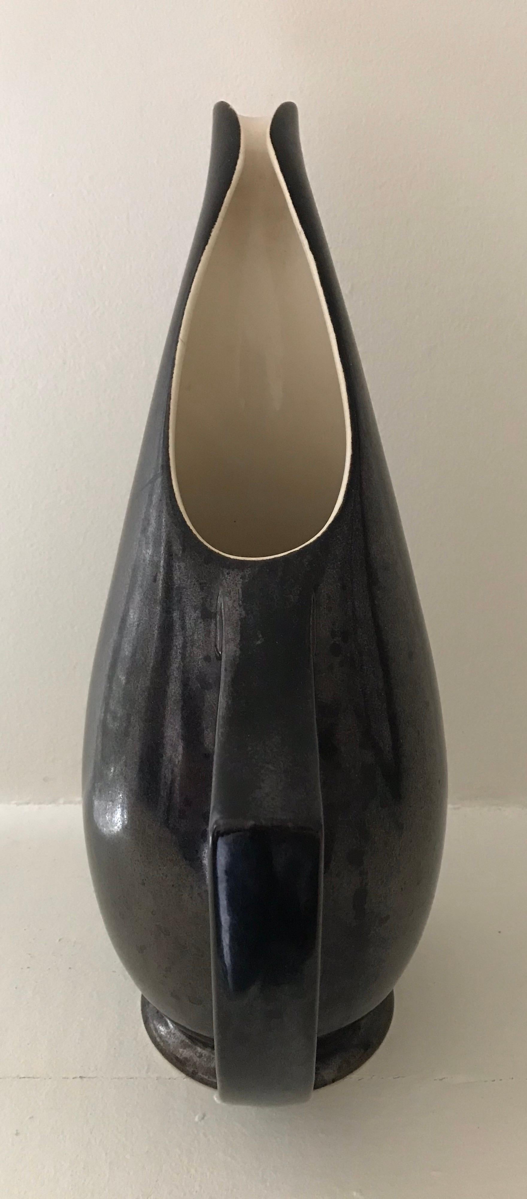Américain Pichet à eau en céramique moderne du milieu du siècle dernier, glaçure métallique noire