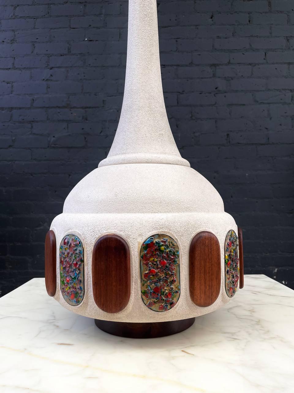 Milieu du XXe siècle Lampe de table en céramique The Moderns avec accents de mosaïque en vente