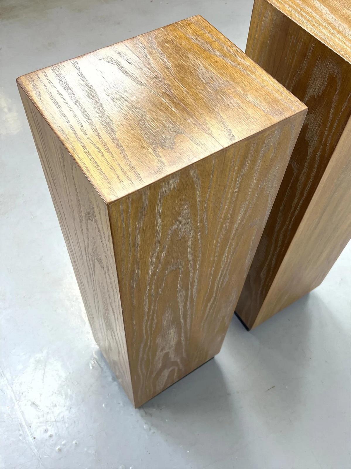 Mid-Century Modern Cerused Oak Pedestals, Paar (Gekälkt) im Angebot