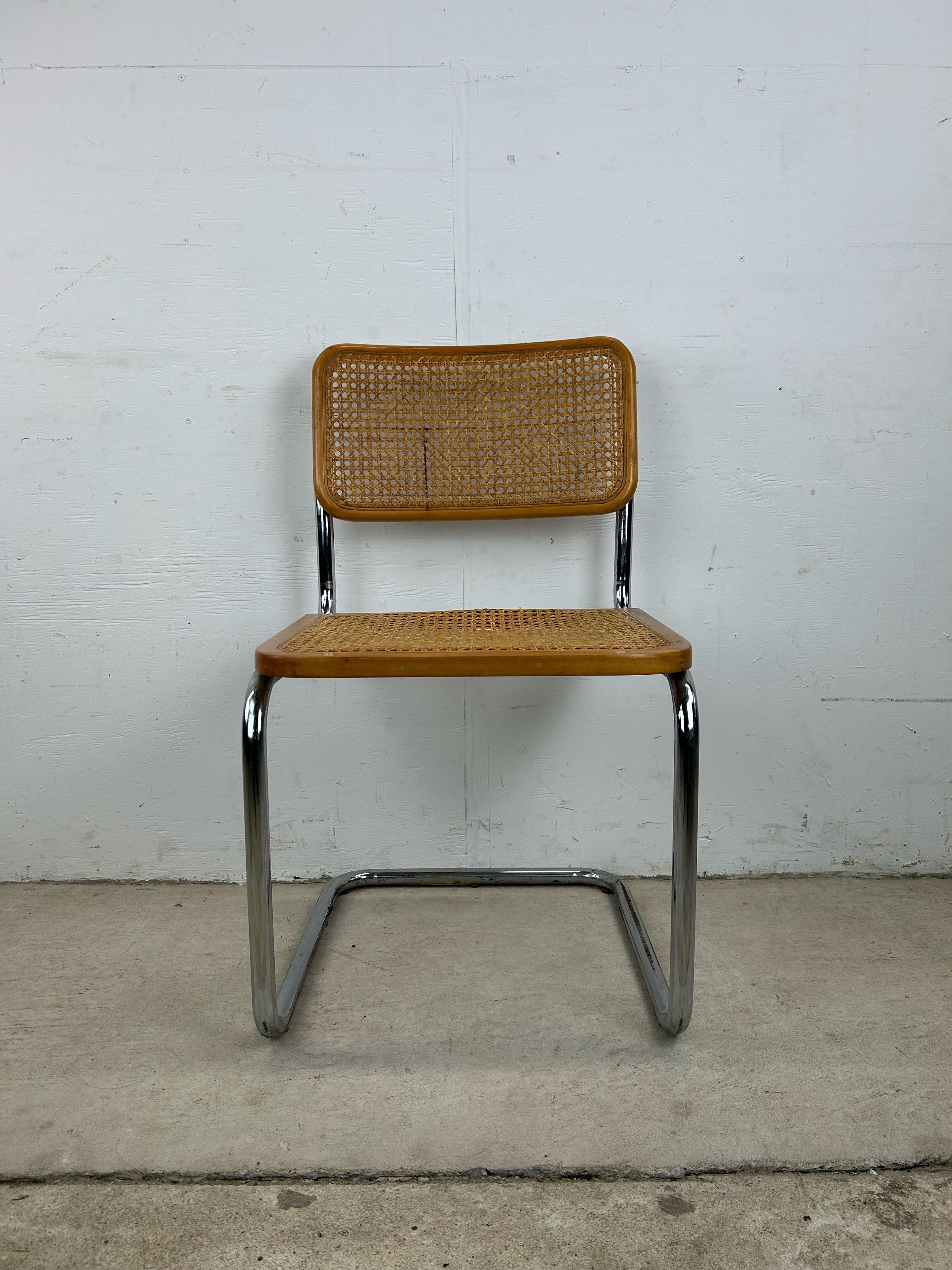 Esta silla de acento moderno de mediados de siglo, al estilo de Marcel Breuer, tiene un asiento y un respaldo con bonitos listones sobre una base en voladizo con acabado cromado.
u2028Dimensiones: 18,5w 22d 32,25h 17,5sh

Estado: El bastón está en