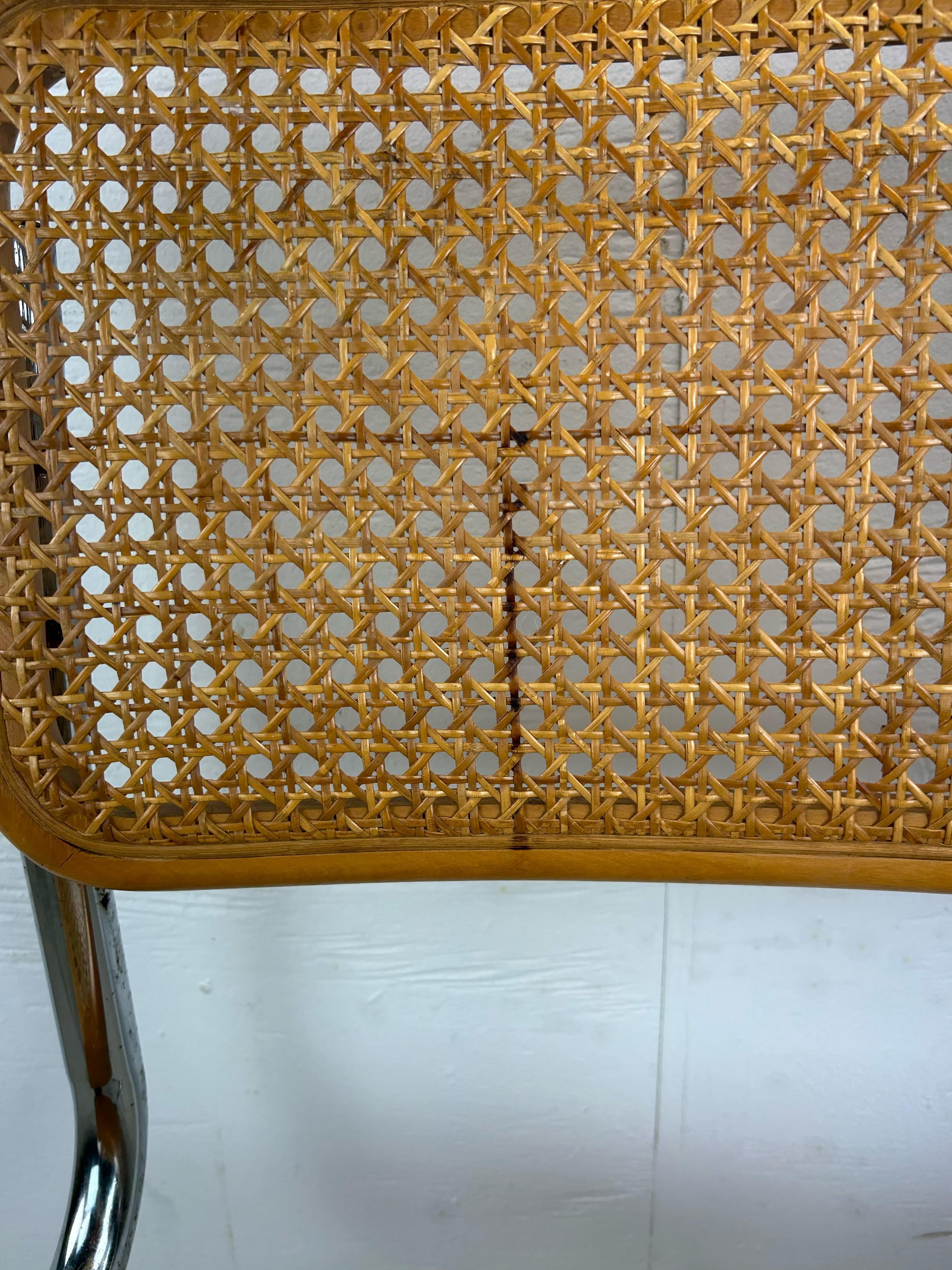 Silla Estilo Cesca Moderna de Mitad de Siglo con Asiento de Caña siglo XX en venta
