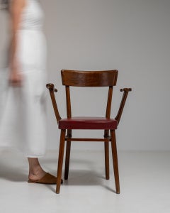 Stuhl im Mid-Century-Modern-Stil, dunkles Nussbaumholz und rotes Leder, Frankreich, 1940er Jahre