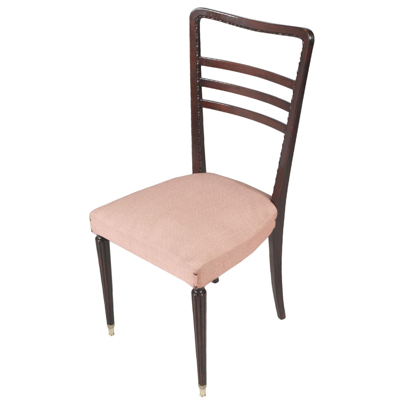 Robusta ed elegante sedia Mid-Century Modern attribuita a Paolo Buffa, del Consorzio Esposizione Mobili Cantù, in mogano intagliato. 
La tappezzeria dei sedili è ancora utilizzabile; possiamo rifarla su misura con un sovrapprezzo di 100 euro.
Misure