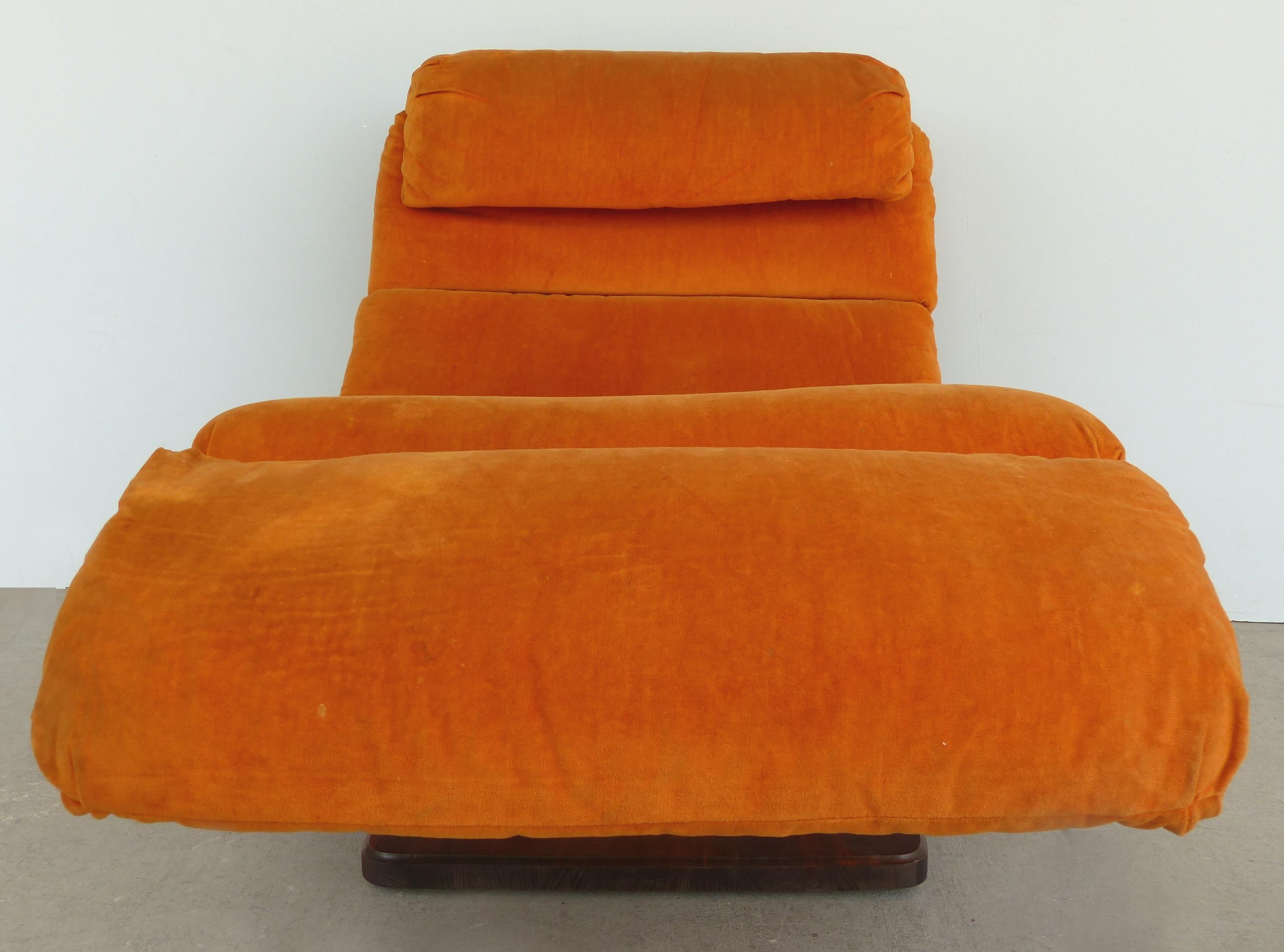 Late 20th Century Mid-Century Modern Chaise Longue by Carson's with a Wood and Brass Base
