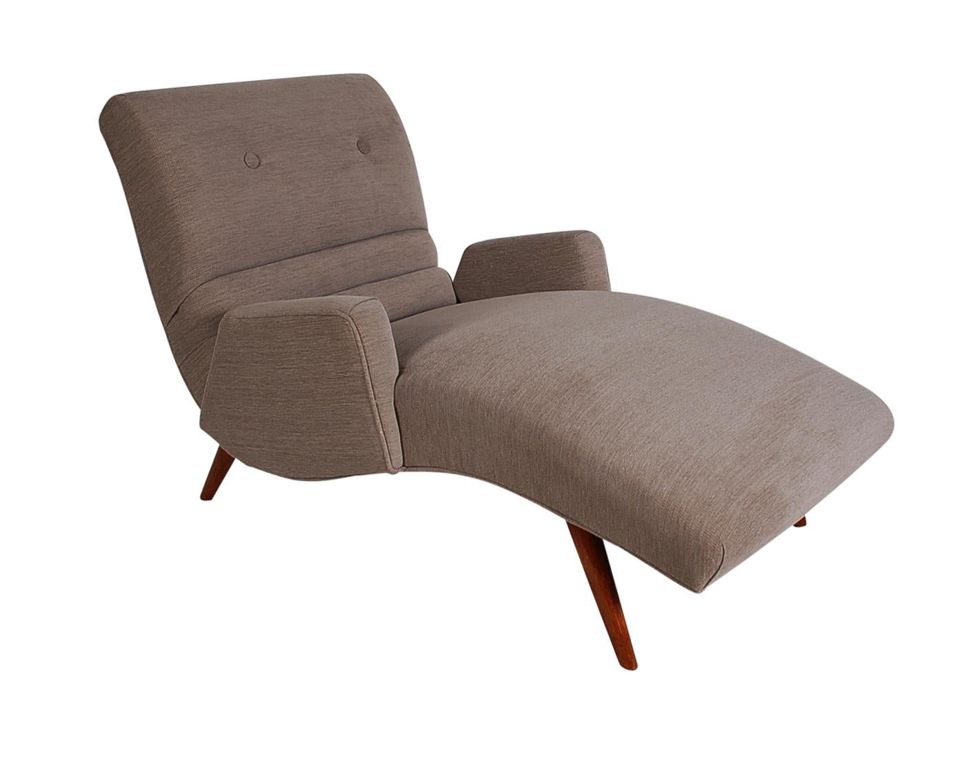Mid-Century Modern Chaise Lounge Chair mit grauem Tweedbezug (Moderne der Mitte des Jahrhunderts)