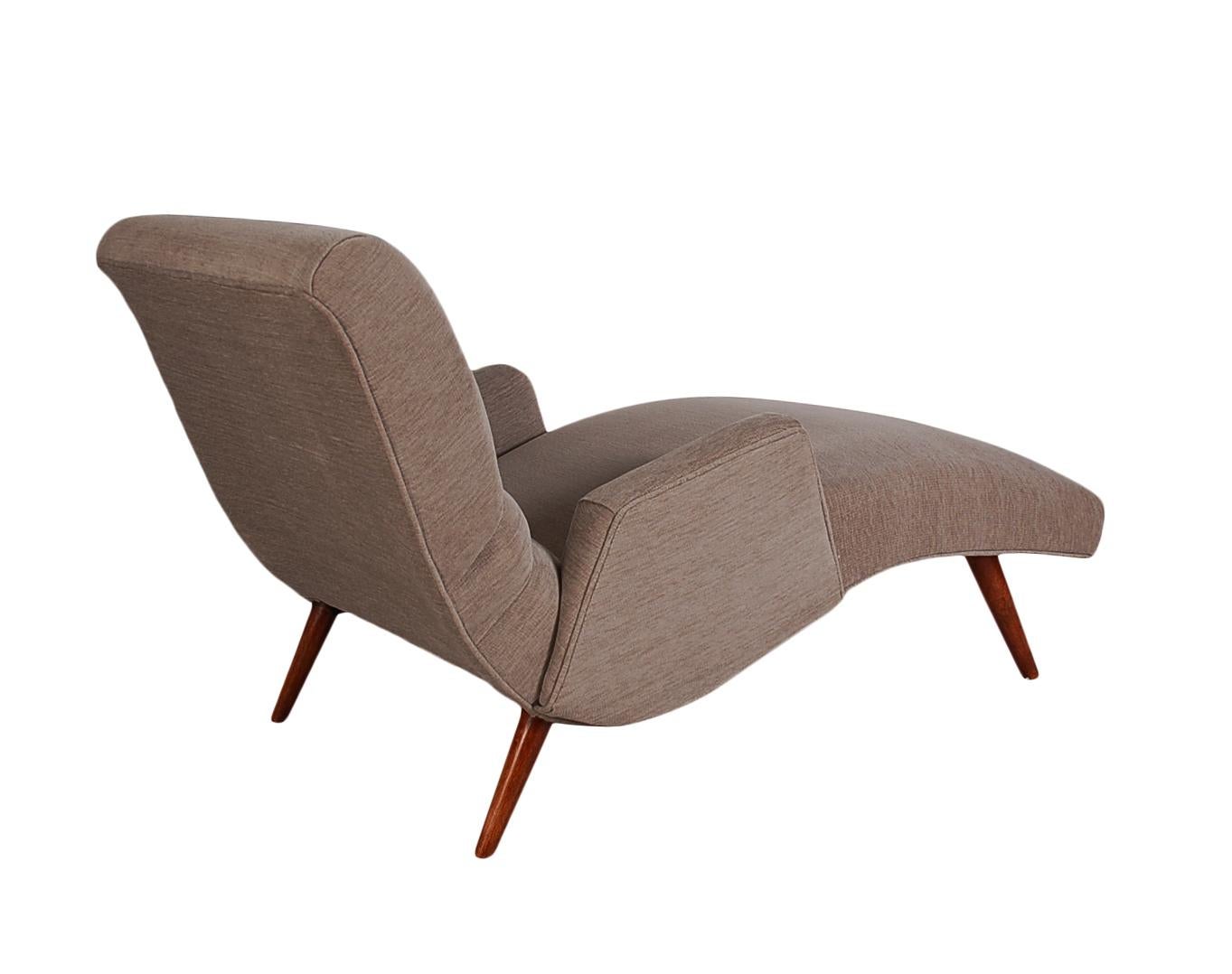 Mid-Century Modern Chaise Lounge Chair mit grauem Tweedbezug im Zustand „Hervorragend“ in Philadelphia, PA