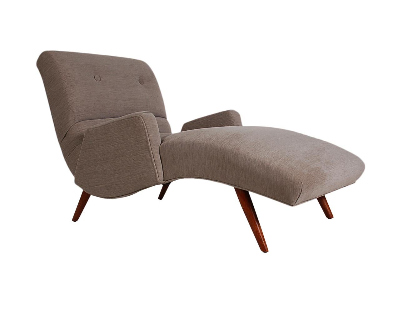 Mid-Century Modern Chaise Lounge Chair mit grauem Tweedbezug (Stoff)