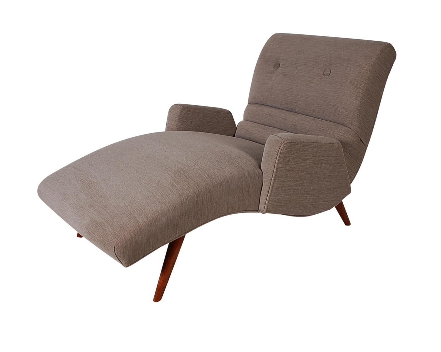 Mid-Century Modern Chaise Lounge Chair mit grauem Tweedbezug 1
