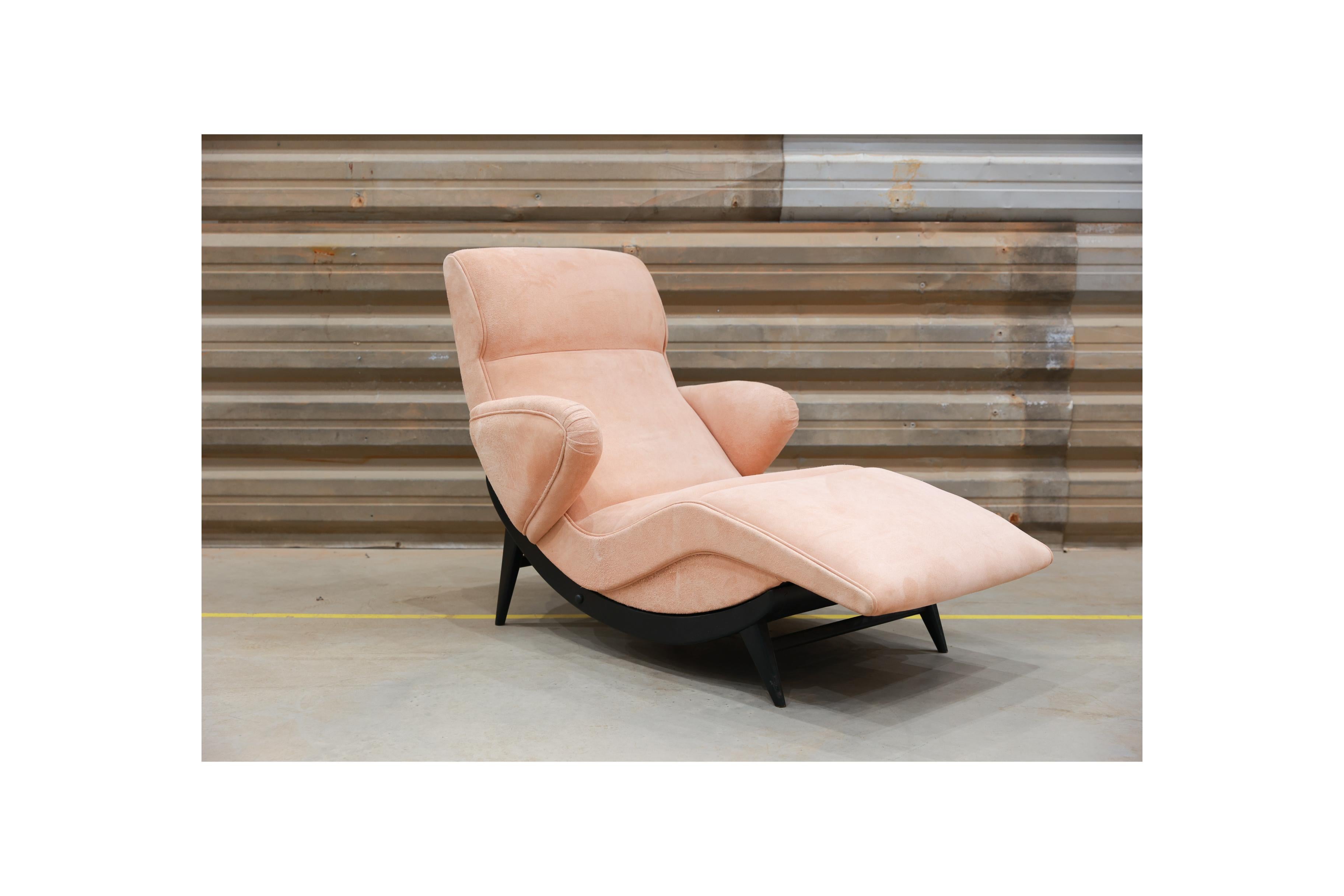 Disponible dès aujourd'hui, avec livraison nationale dans la région métropolitaine de New York incluse, cette chaise longue moderne du milieu du siècle en bois dur et en tissu, inconnue, vers les années 1950, n'est rien de moins que magnifique ! 