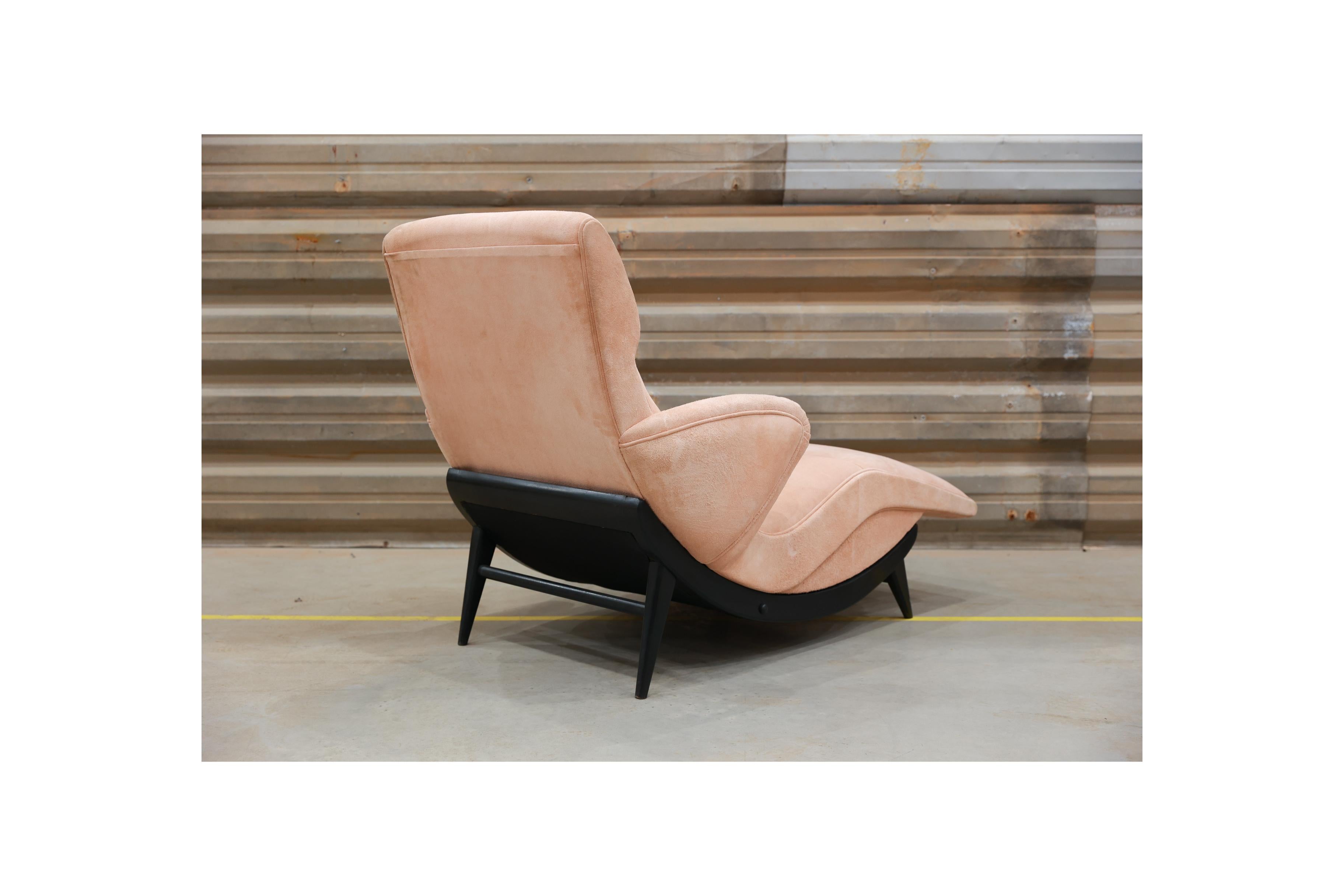 Brésilien Chaise longue moderne du milieu du siècle en bois dur et en tissu, Unknown, c. 1950 en vente