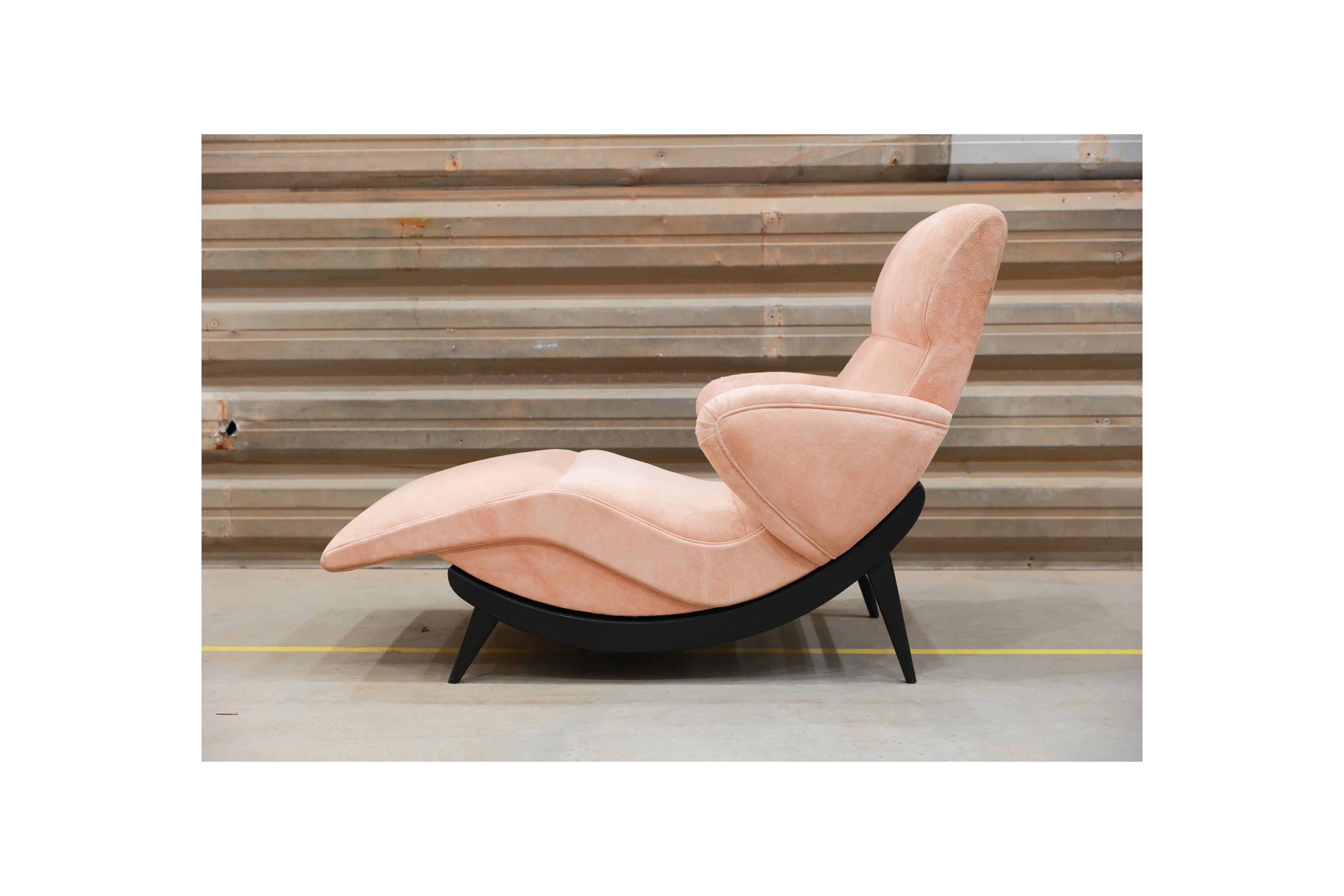 20ième siècle Chaise longue moderne du milieu du siècle en bois dur et en tissu, Unknown, c. 1950 en vente