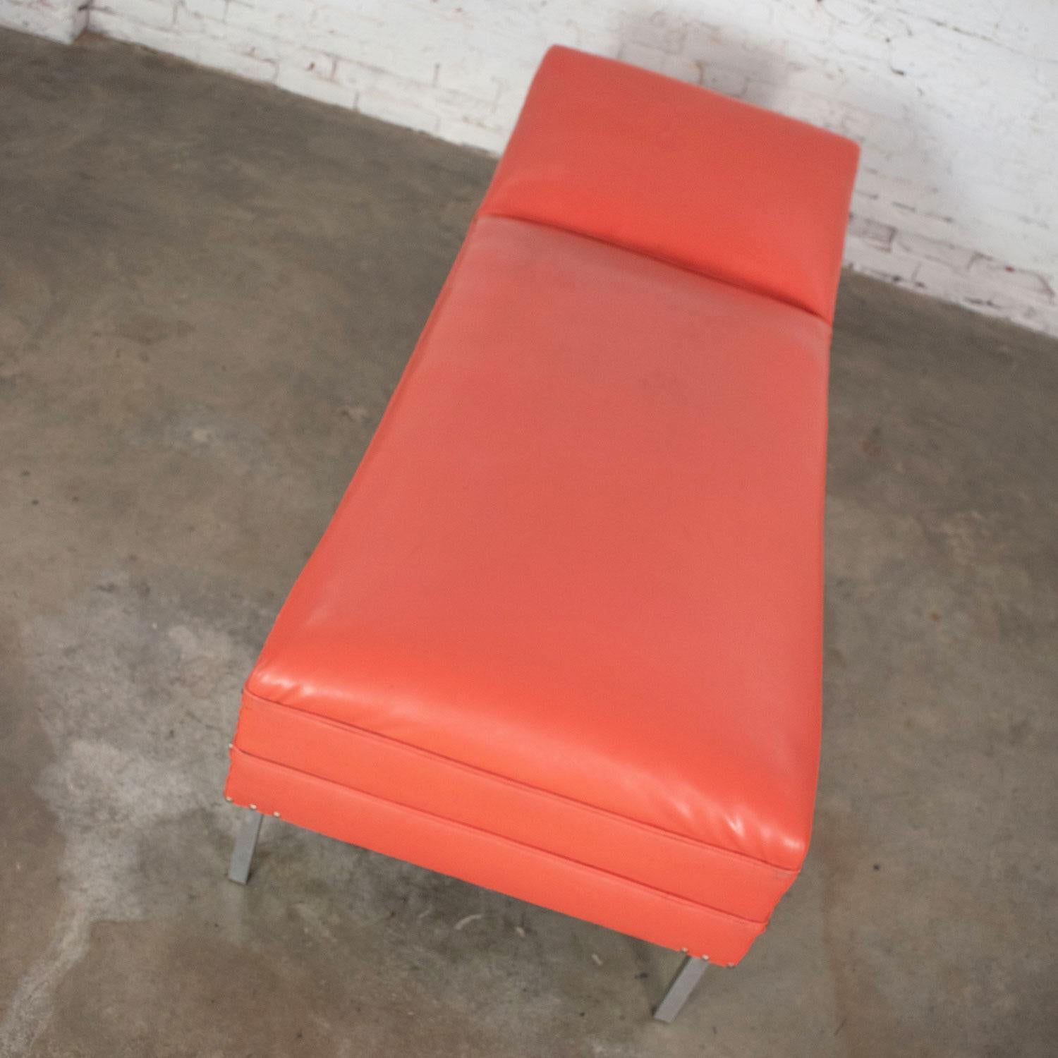 Mid-Century Modern Chaise ou lit de jour moderne du milieu du siècle dernier en vinyle corail faux cuir et pieds en aluminium en vente