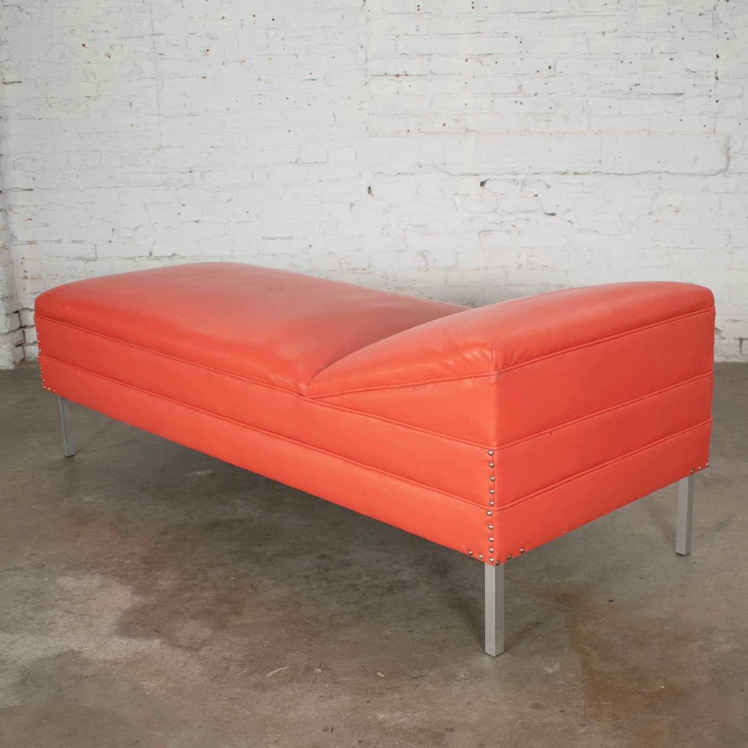 Mid-Century Modern Chaise oder Tagesbett in Koralle Vinyl Kunstleder Aluminiumbeine (amerikanisch) im Angebot