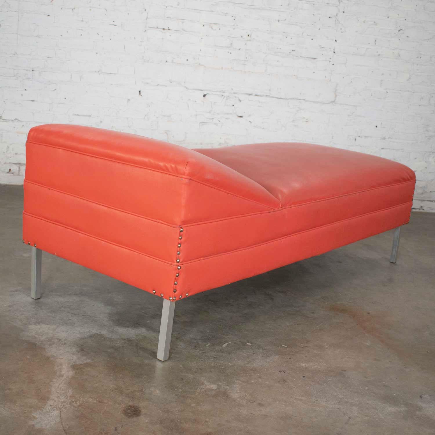 Mid-Century Modern Chaise or Day Bed in Coral Vinyl Faux Leather Aluminum Legs In Good Condition For Sale In Topeka, KS