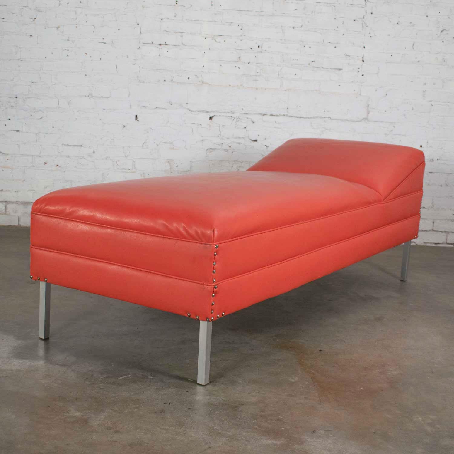 Mid-Century Modern Chaise or Day Bed in Coral Vinyl Faux Leather Aluminum Legs In Good Condition For Sale In Topeka, KS