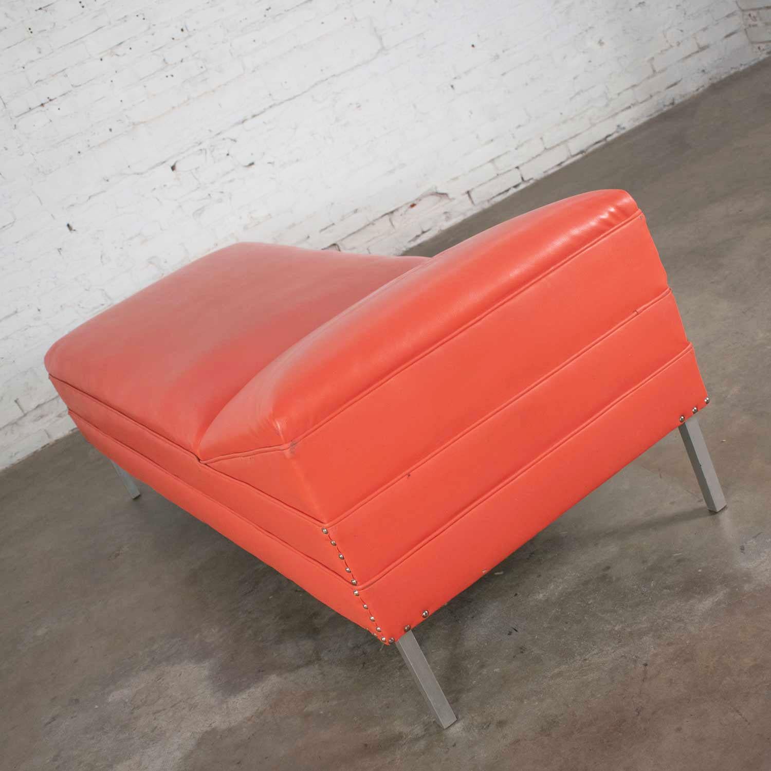 Mid-Century Modern Chaise or Day Bed in Coral Vinyl Faux Leather Aluminum Legs For Sale 2