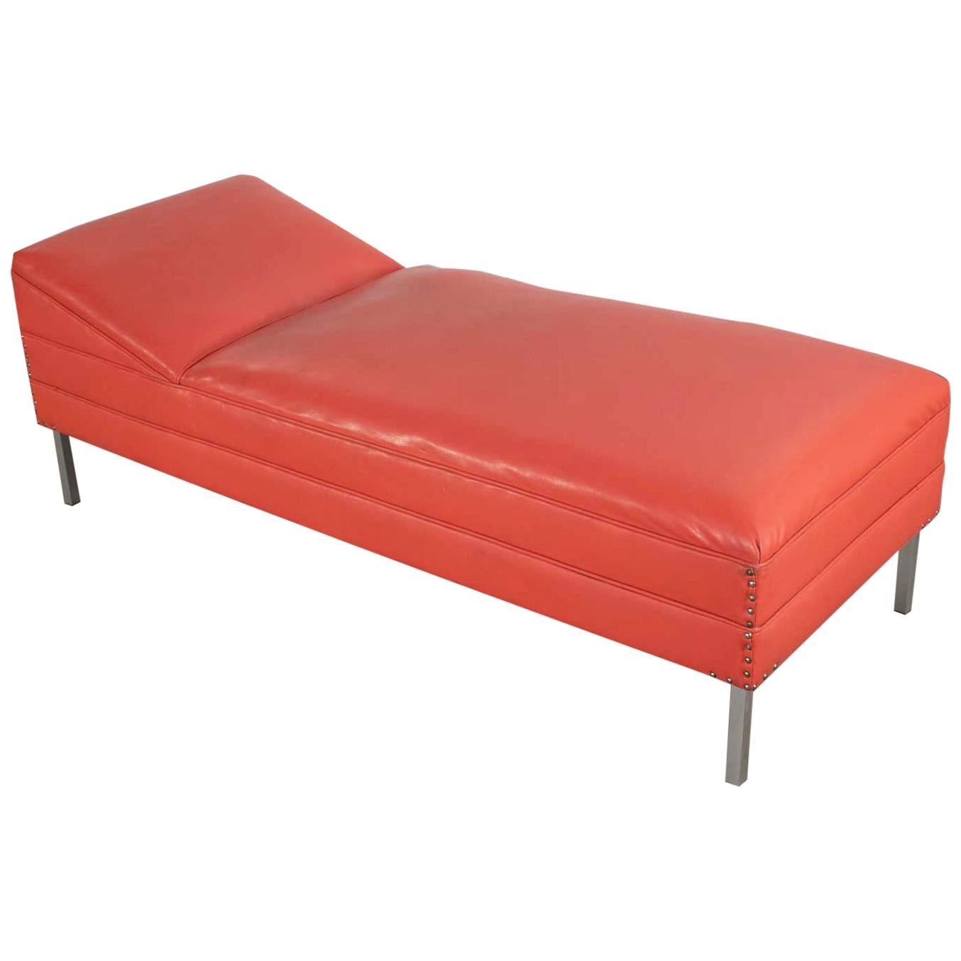 Chaise ou lit de jour moderne du milieu du siècle dernier en vinyle corail faux cuir et pieds en aluminium