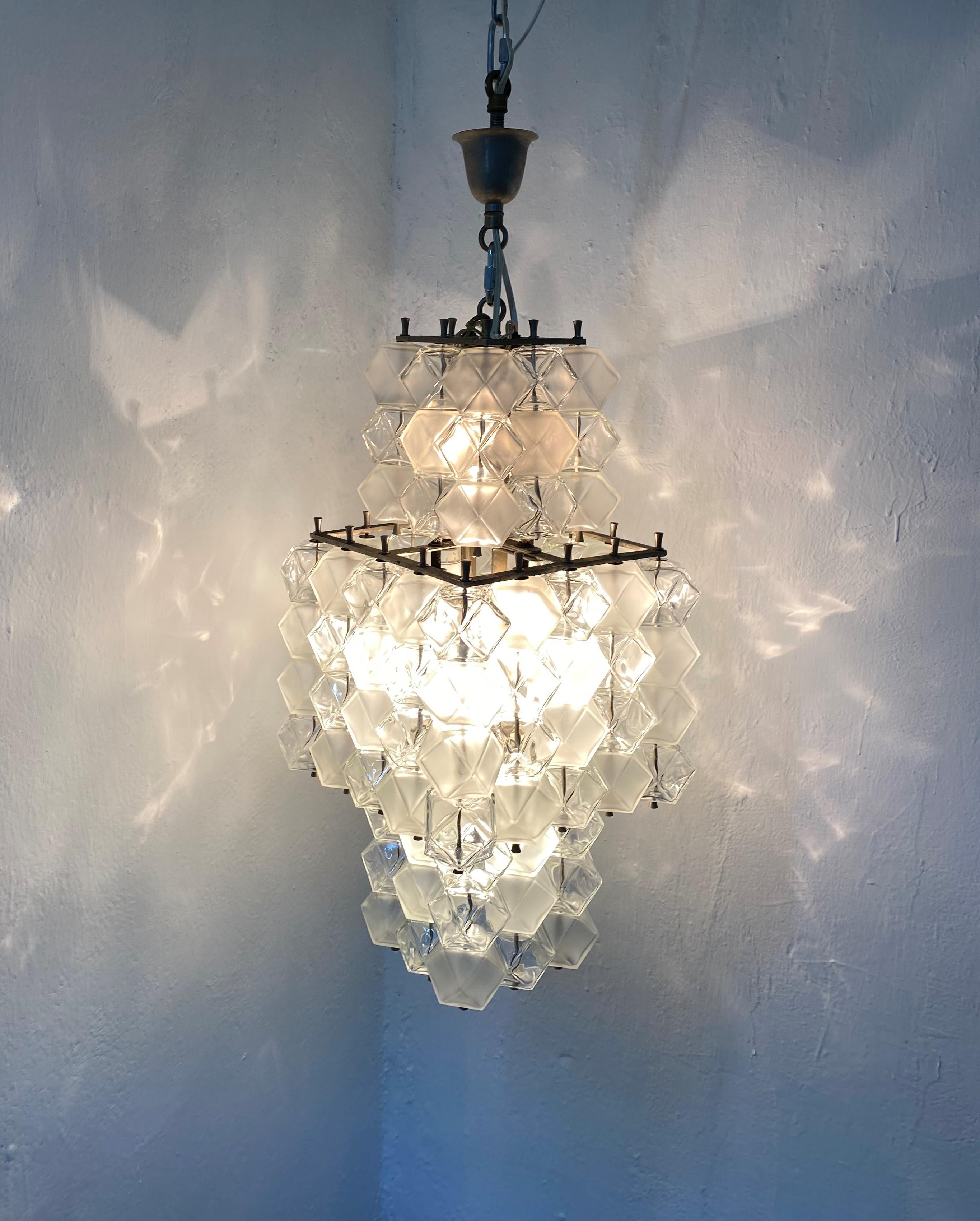 Mid-Century Modern chandelier in clear and frosted hand blown Murano glass attributed to Venini, Italy, circa 1970.


 