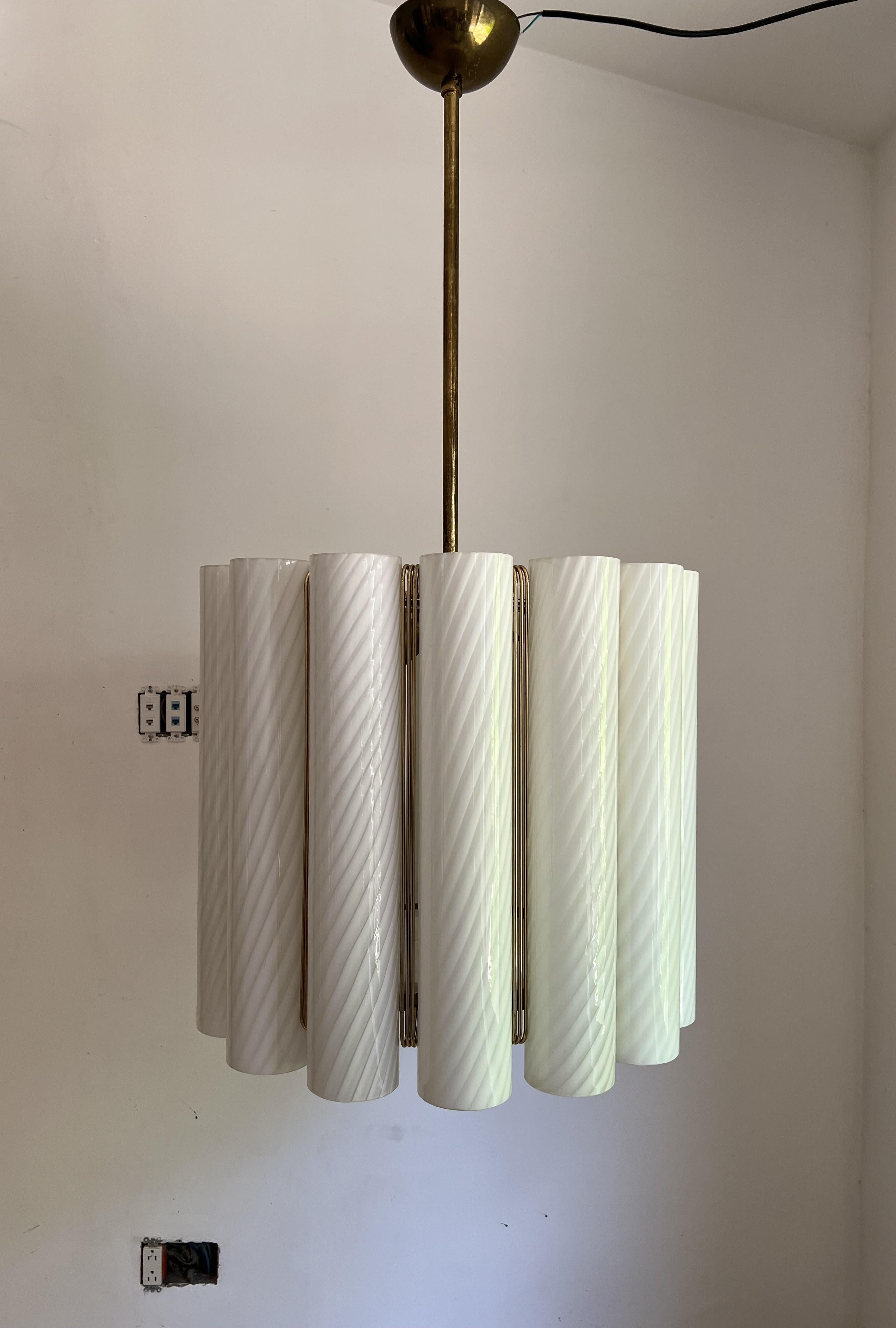 Italiano Lampadario moderno di metà secolo attribuito a Venini in vetro di Murano, Italia circa 1970 in vendita