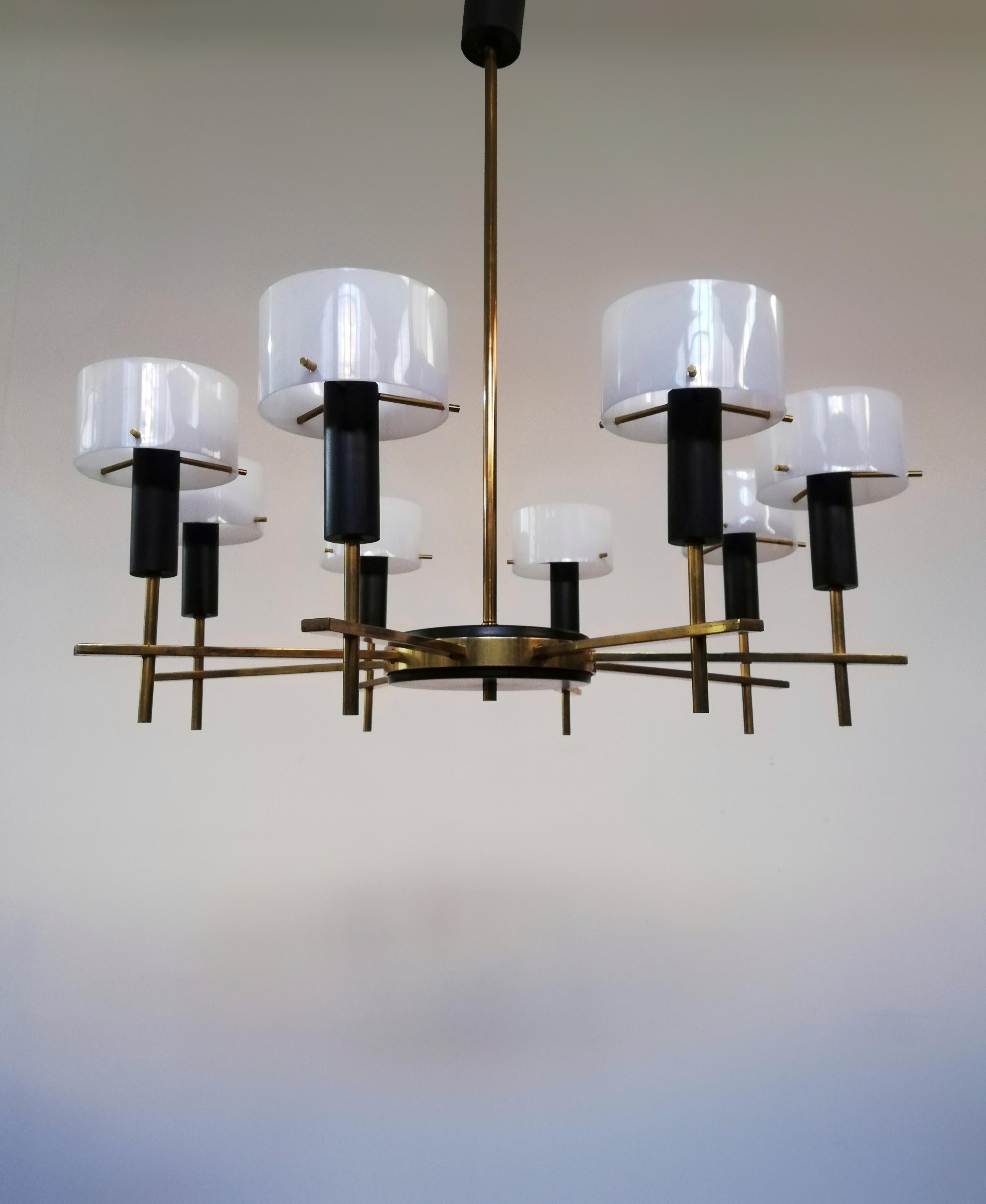 Mid Century Modern Chandelier attributed to Stilux made in Brass and Plexiglas In Good Condition For Sale In Roma, IT