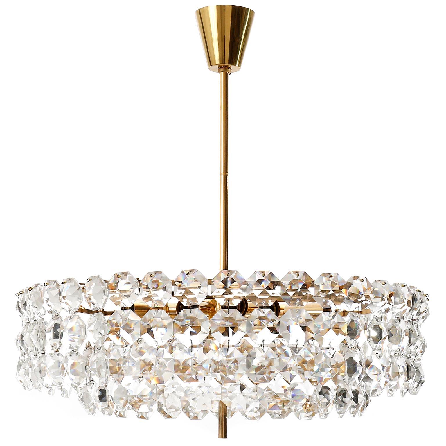 A very exclusive and high quality gold plated chandelier by Bakalowits & Soehne, Austria, manufactured in Mid-Century, circa 1960.
The light fixutre is made of a gilded brass frame and hand cut diamond shaped crystal glasses. There are twelve