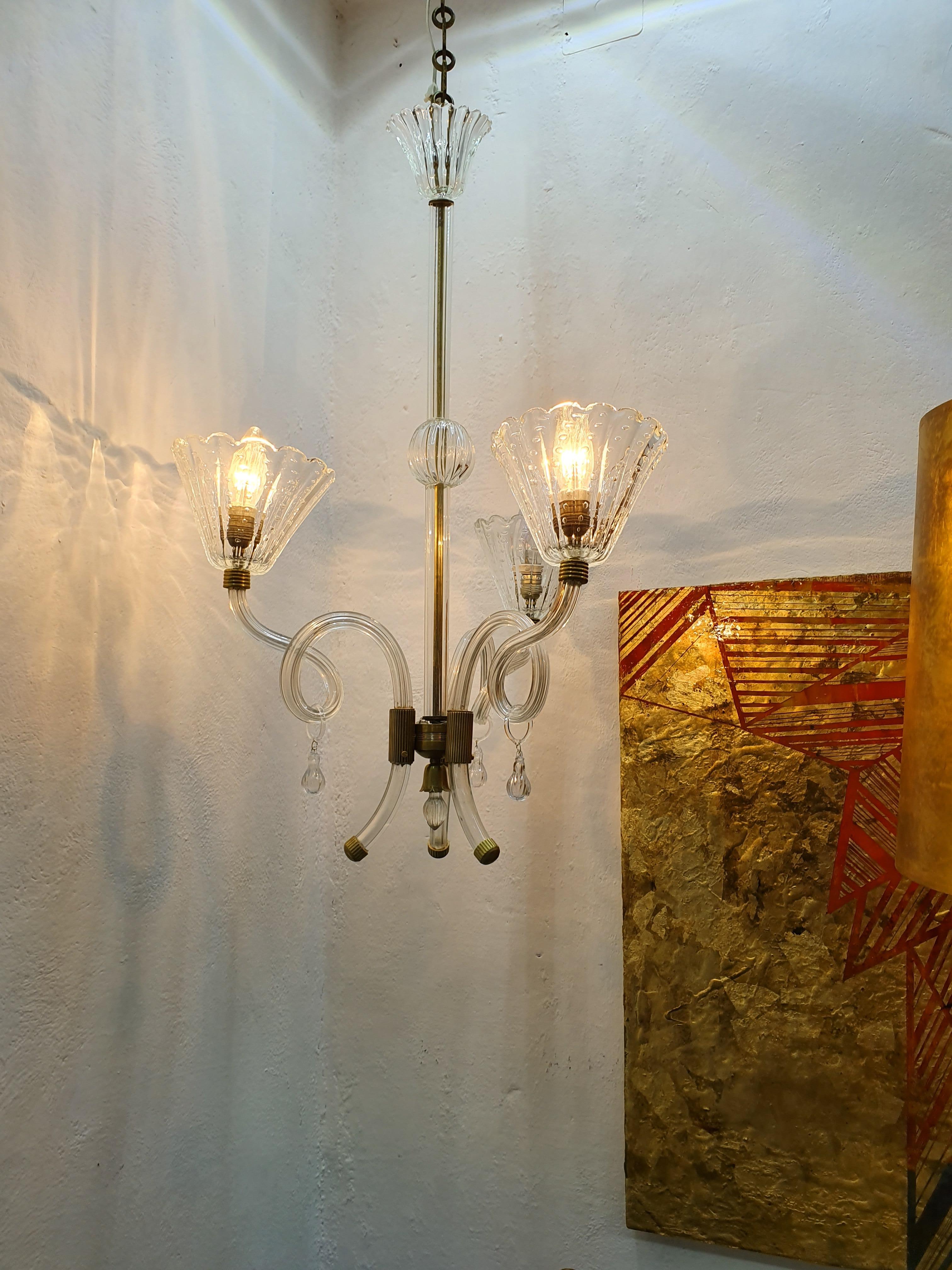 Magnifique lustre à 3 lumières en verre de Murano soufflé à la main et laiton, attribué à Barovier & Toso.