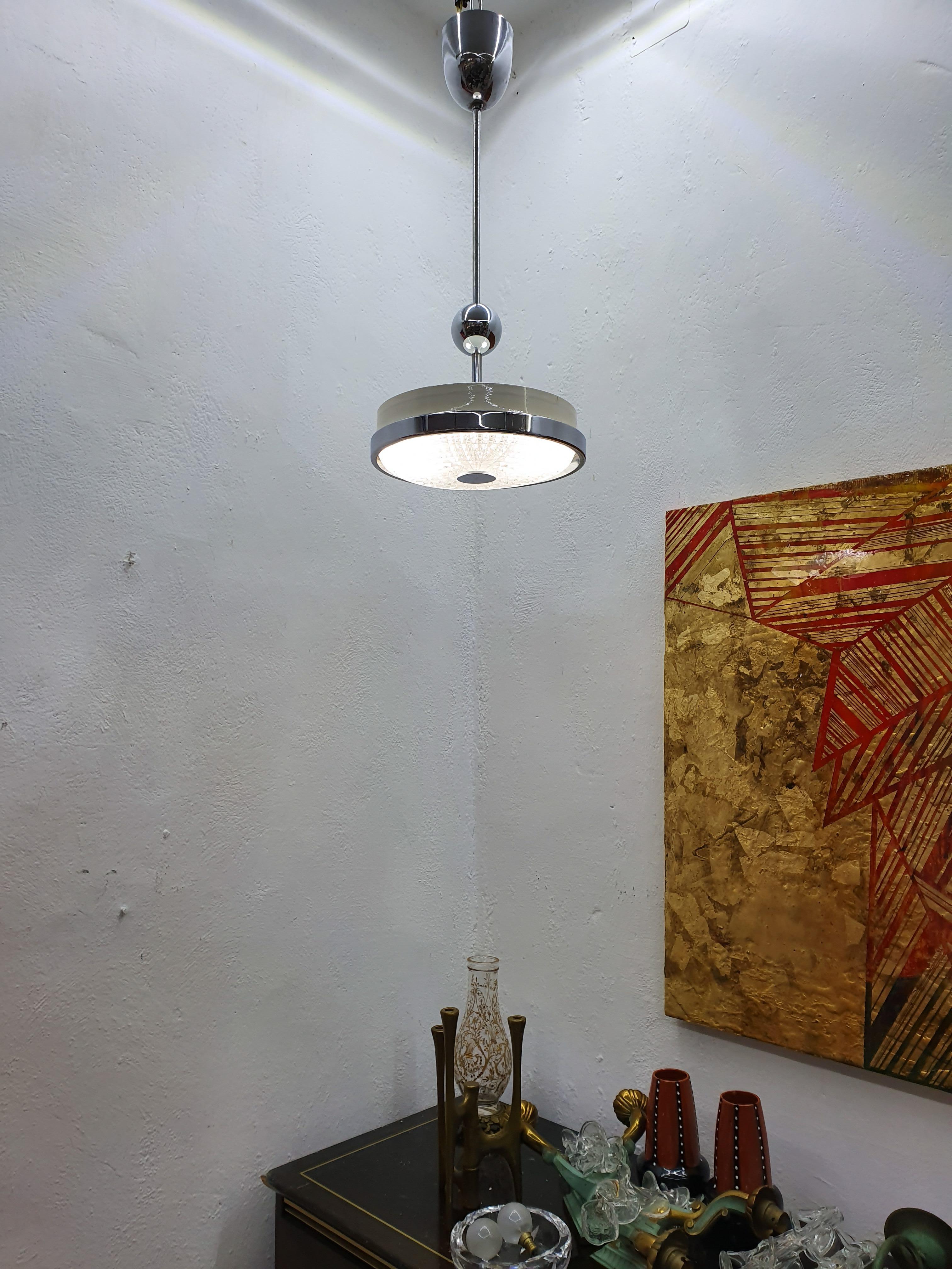 Lampadario a due luci Mid-Century Modern di Kinkeldey, prodotto in Austria, circa 1970, a forma di UFO o disco volante, un tema popolare durante il periodo dell'