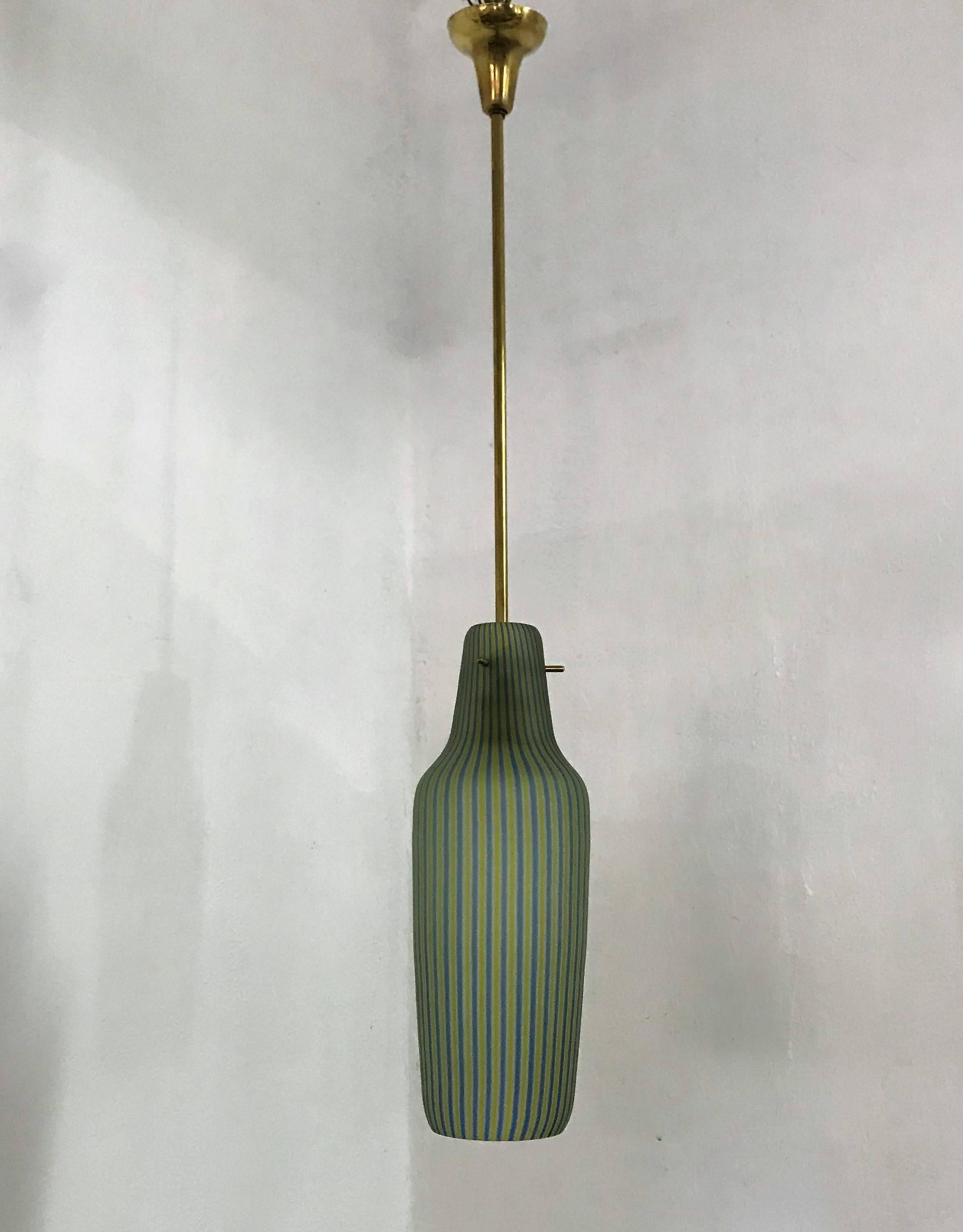 Beautiful Mid-Century Modern pendant light in murano glass in the style of Massimo Vignelli, possibly made by Aureliano Toso, circa 1960's  

Measurements:
Total height 32. 5 inches
Glass shade 13.5 inches high by 5