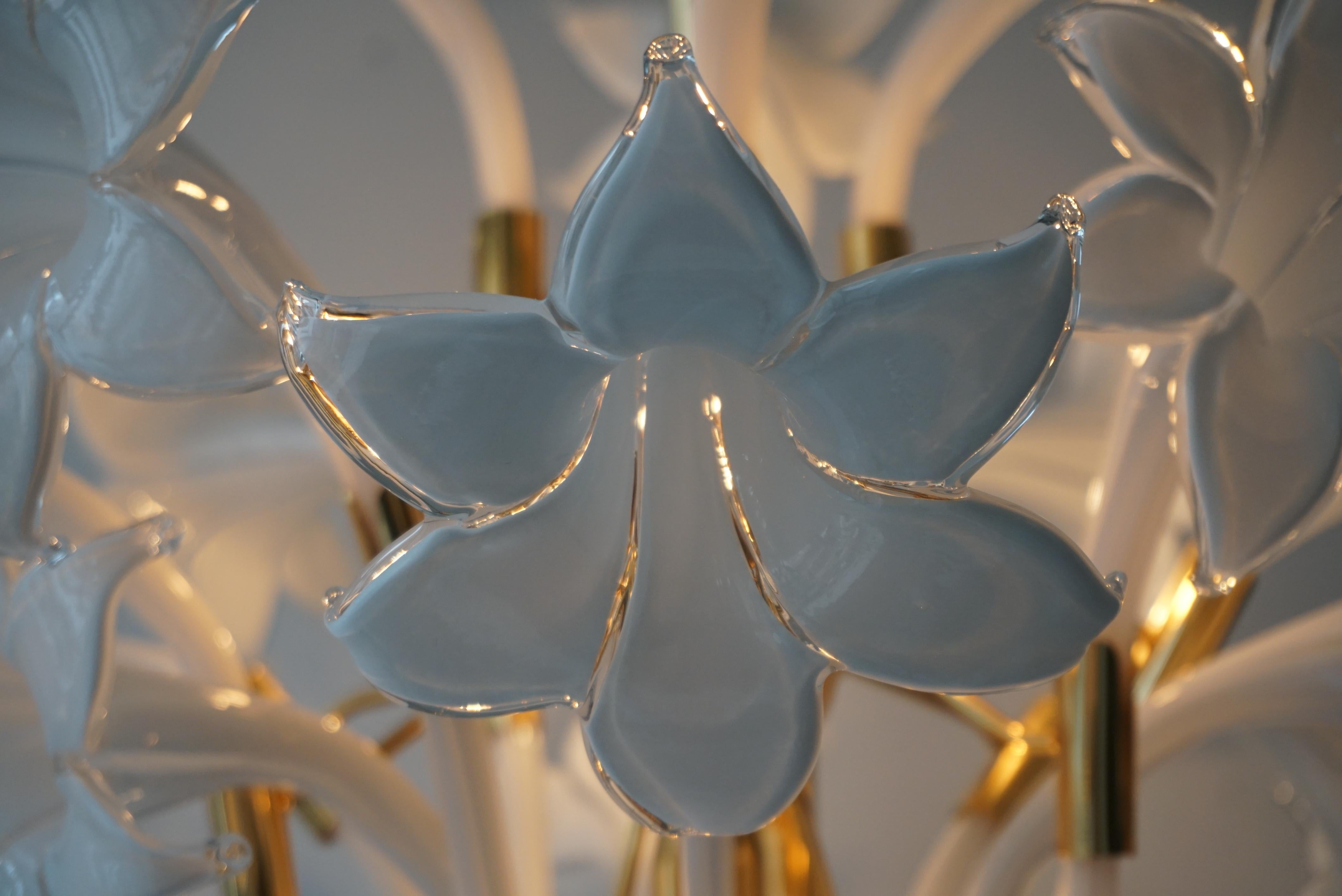 Lustre moderne du milieu du siècle dernier conçu par Franco Luce avec des fleurs en verre de Murano en vente 3