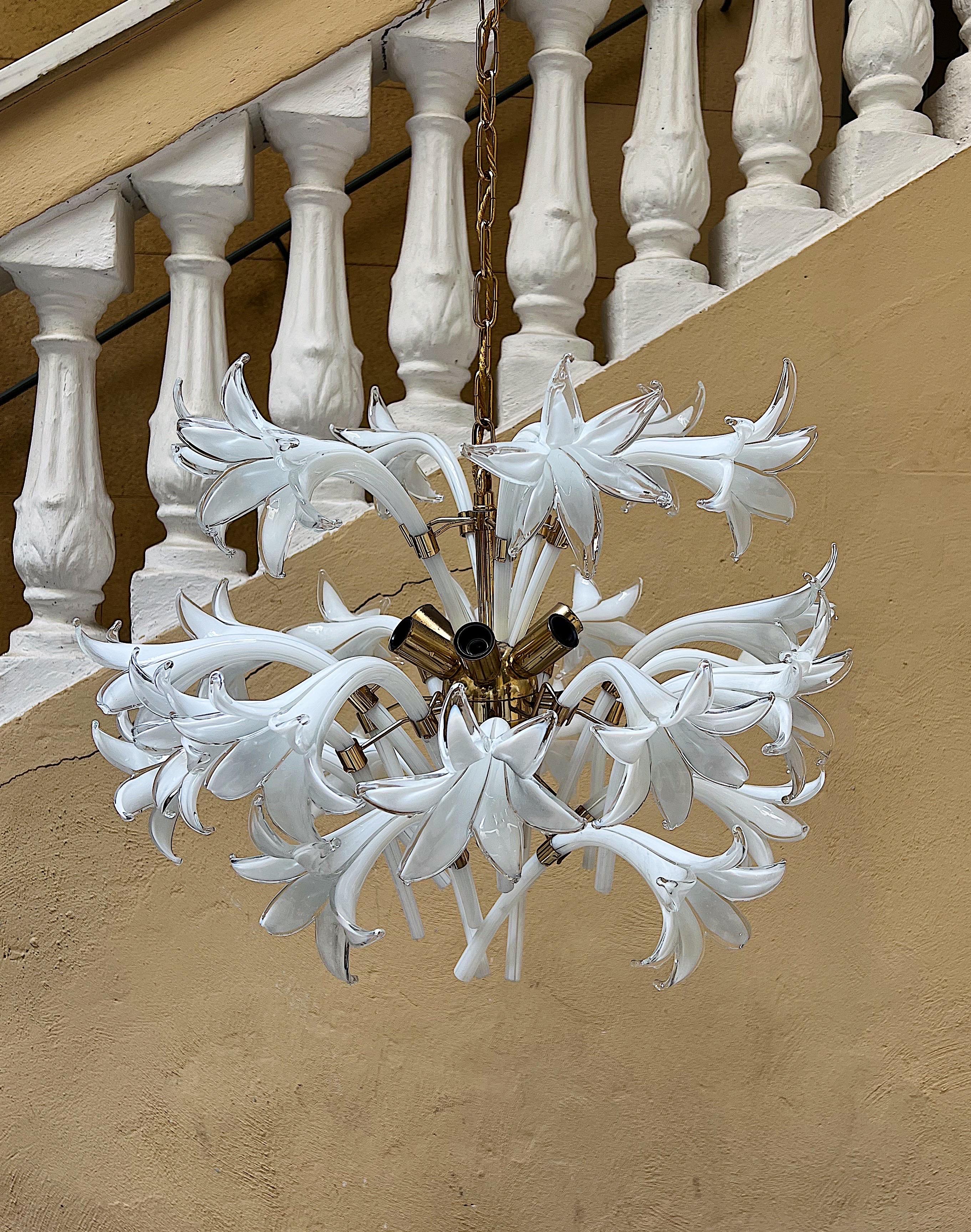 Moderner Kronleuchter aus der Mitte des Jahrhunderts, entworfen von Franco Luce mit Muranoglas-Blumen (Moderne der Mitte des Jahrhunderts) im Angebot