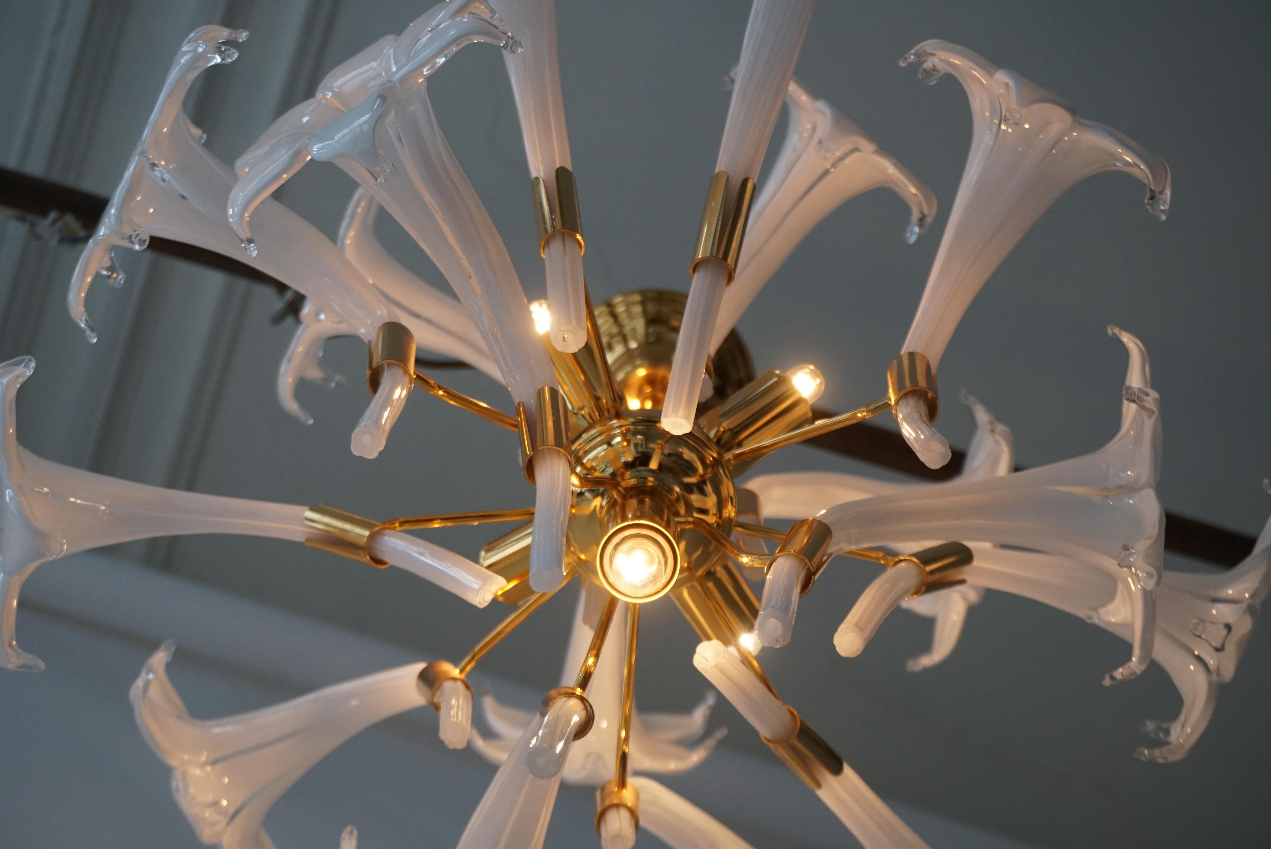 Mid-Century Modern Chandelier Designed by Franco Luce with Murano Glass Flowers In Good Condition For Sale In Antwerp, BE
