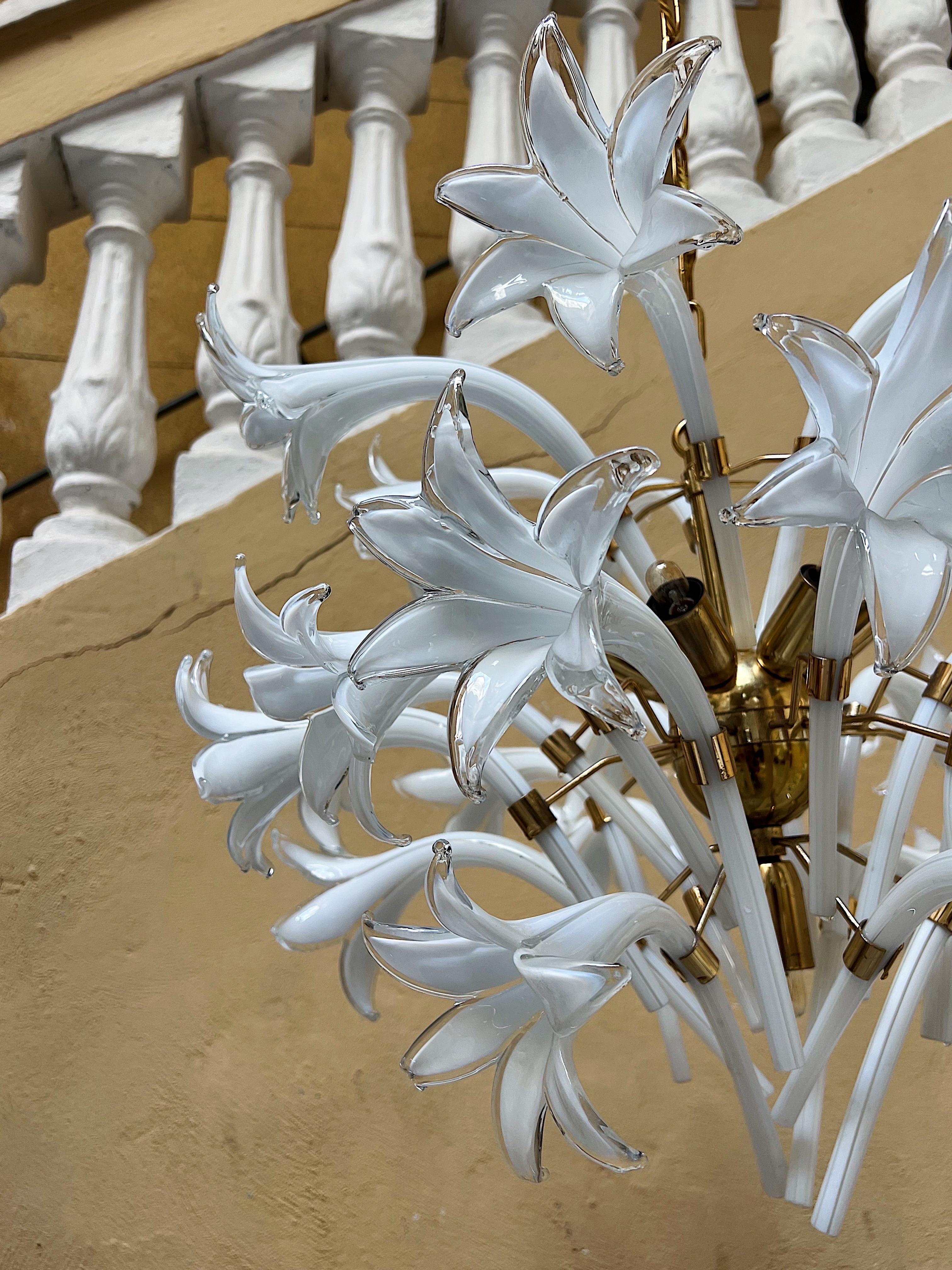 Moderner Kronleuchter aus der Mitte des Jahrhunderts, entworfen von Franco Luce mit Muranoglas-Blumen (20. Jahrhundert) im Angebot