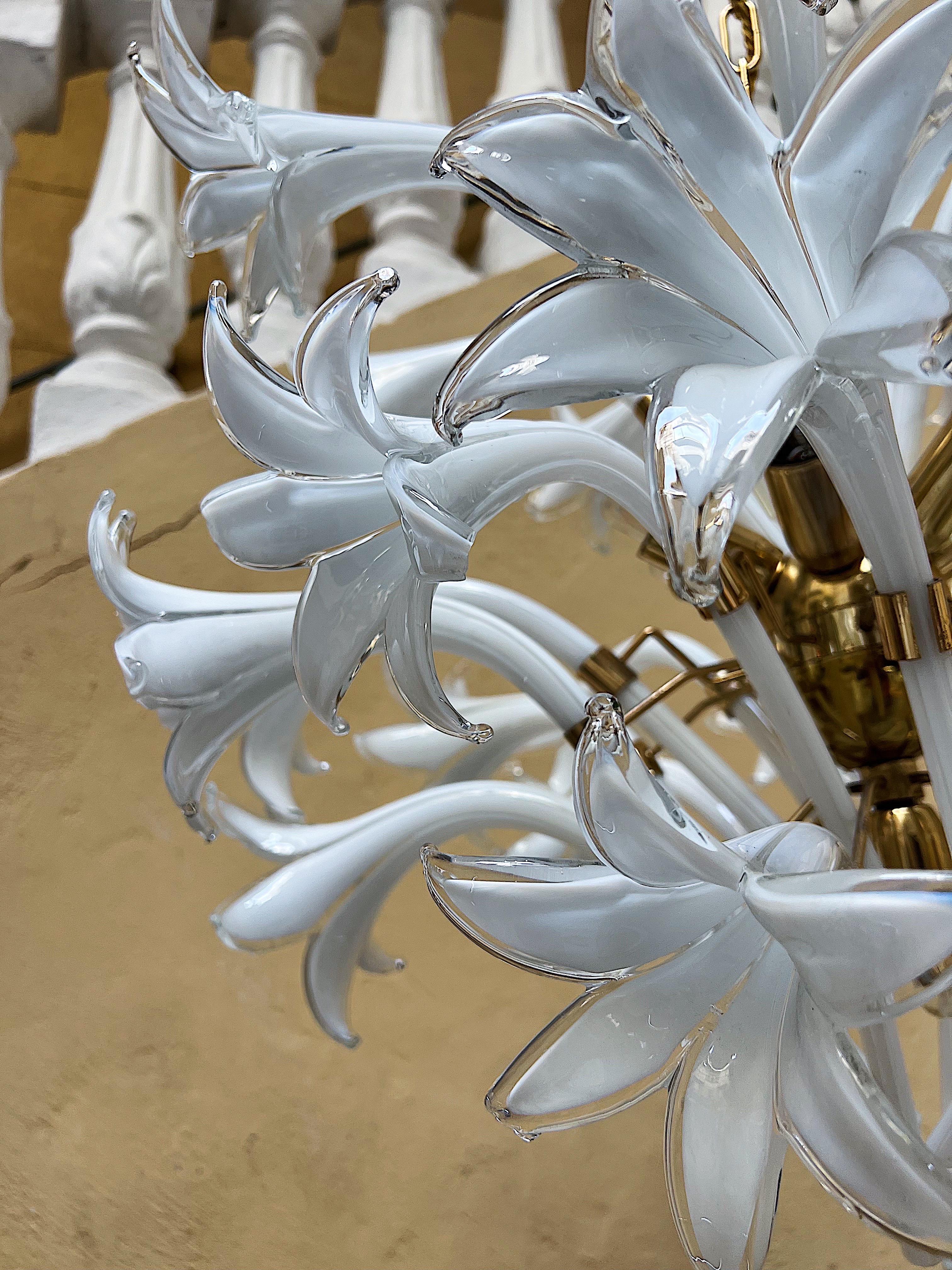 Moderner Kronleuchter aus der Mitte des Jahrhunderts, entworfen von Franco Luce mit Muranoglas-Blumen (Metall) im Angebot